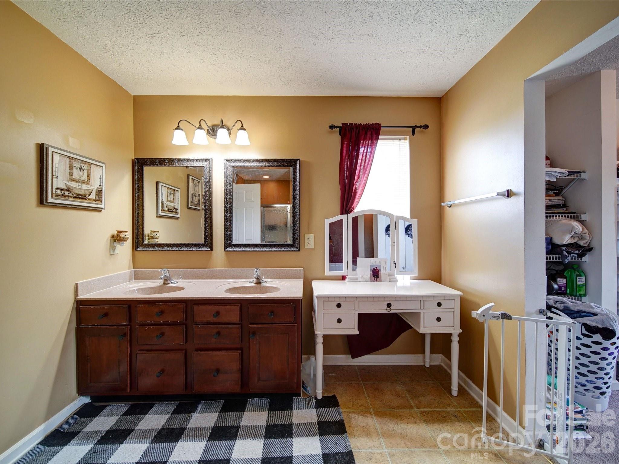 3841 Shasta Circle — Clover