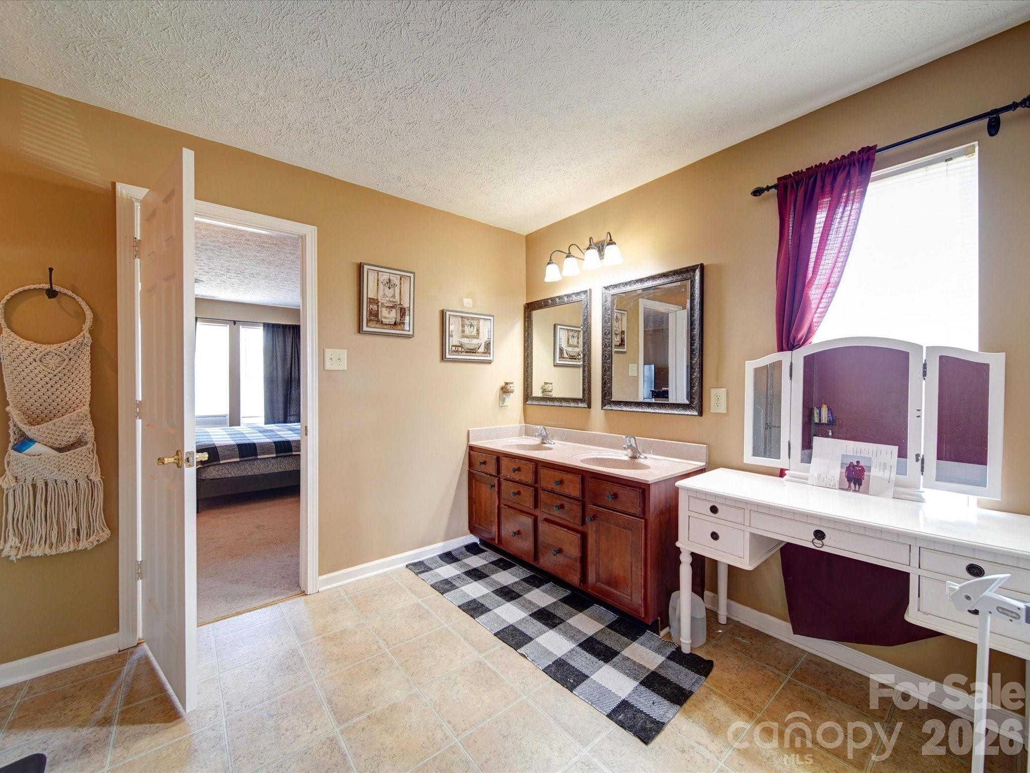3841 Shasta Circle — Clover