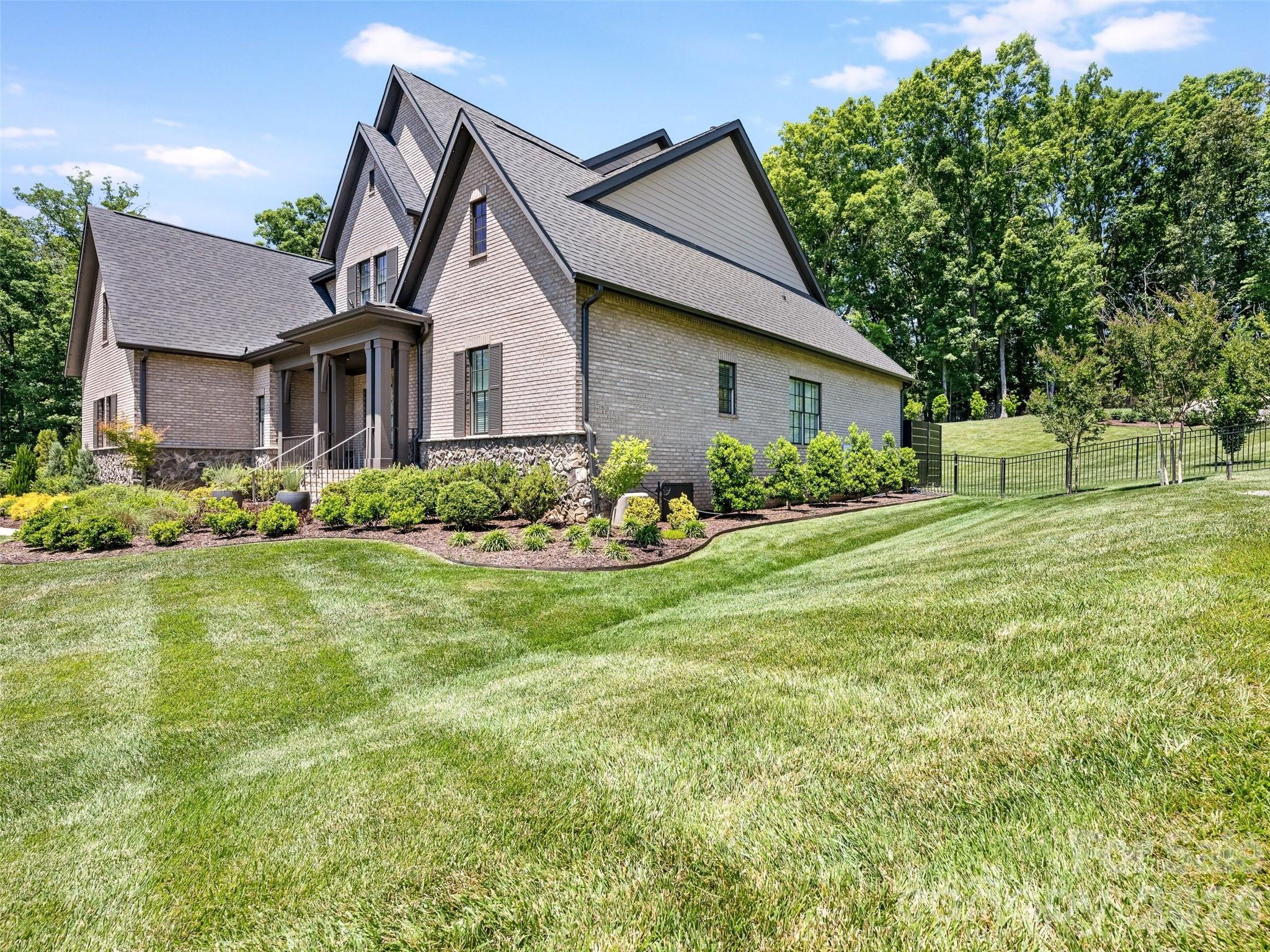 1115 Shelton Oaks Court — Matthews