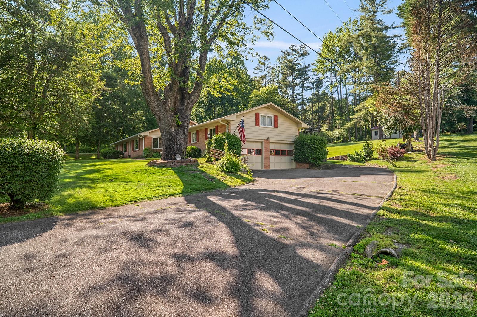 1235 Ashby Lane — Hendersonville