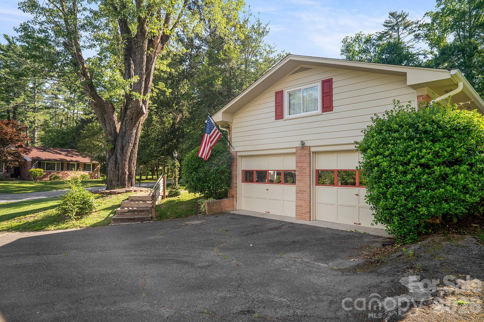 1235 Ashby Lane — Hendersonville