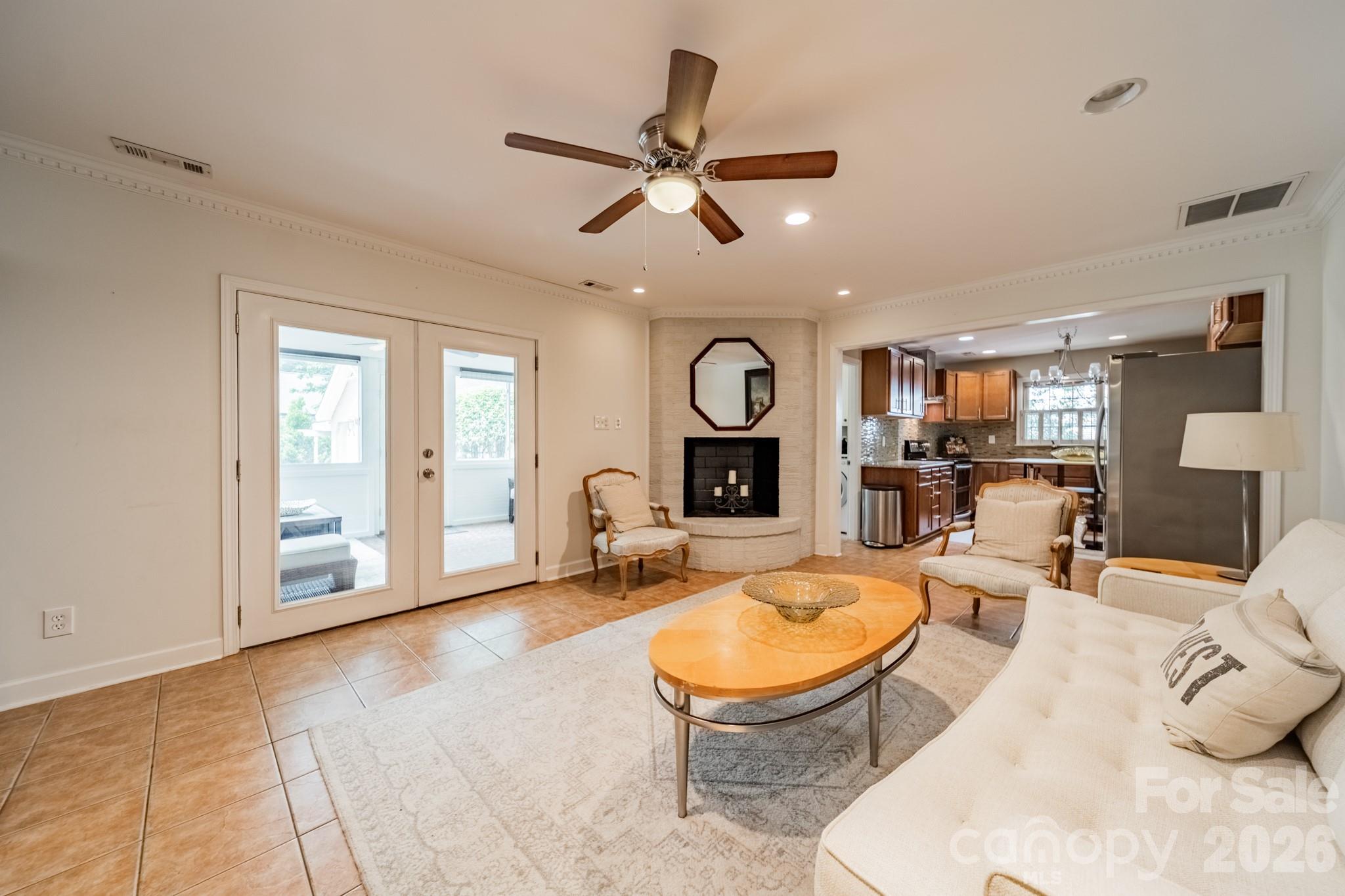 5522 Sharon Road — Charlotte