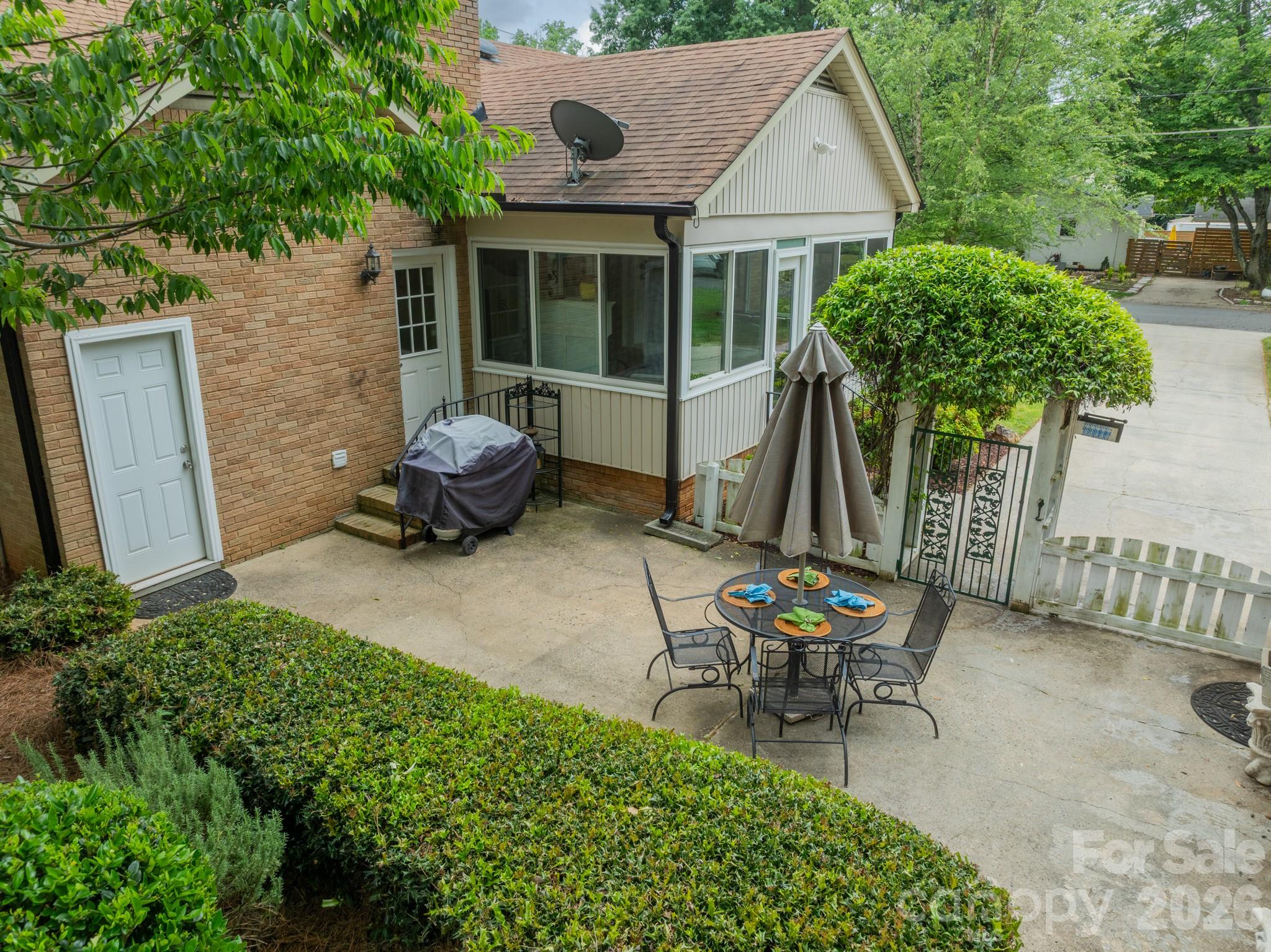 5522 Sharon Road — Charlotte