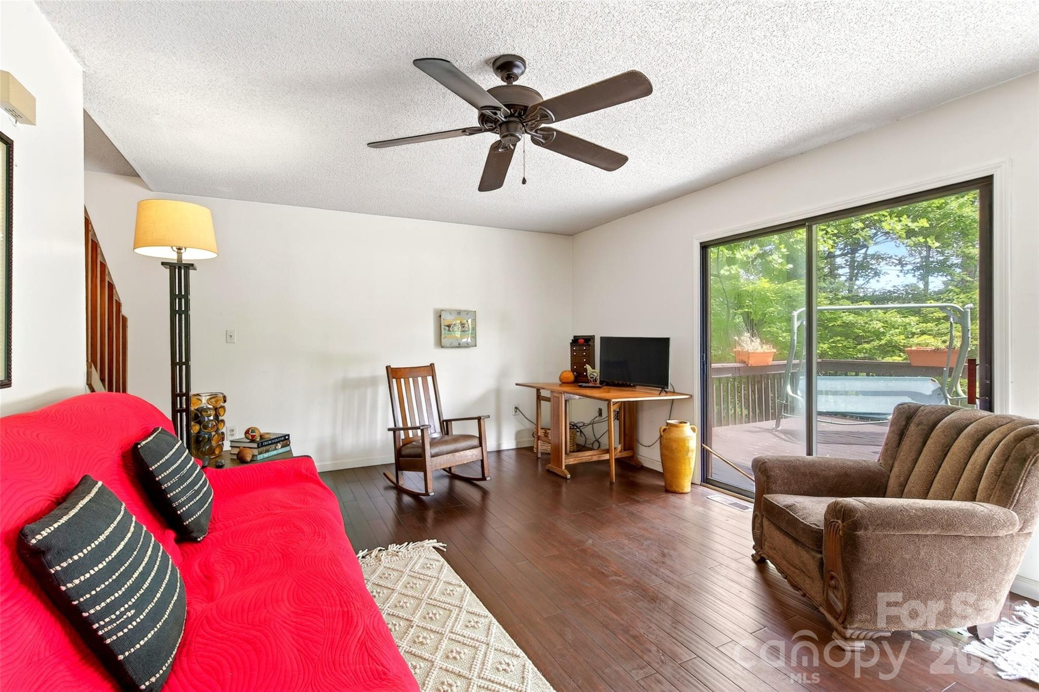 1828 McKenzie Way S — Old Fort