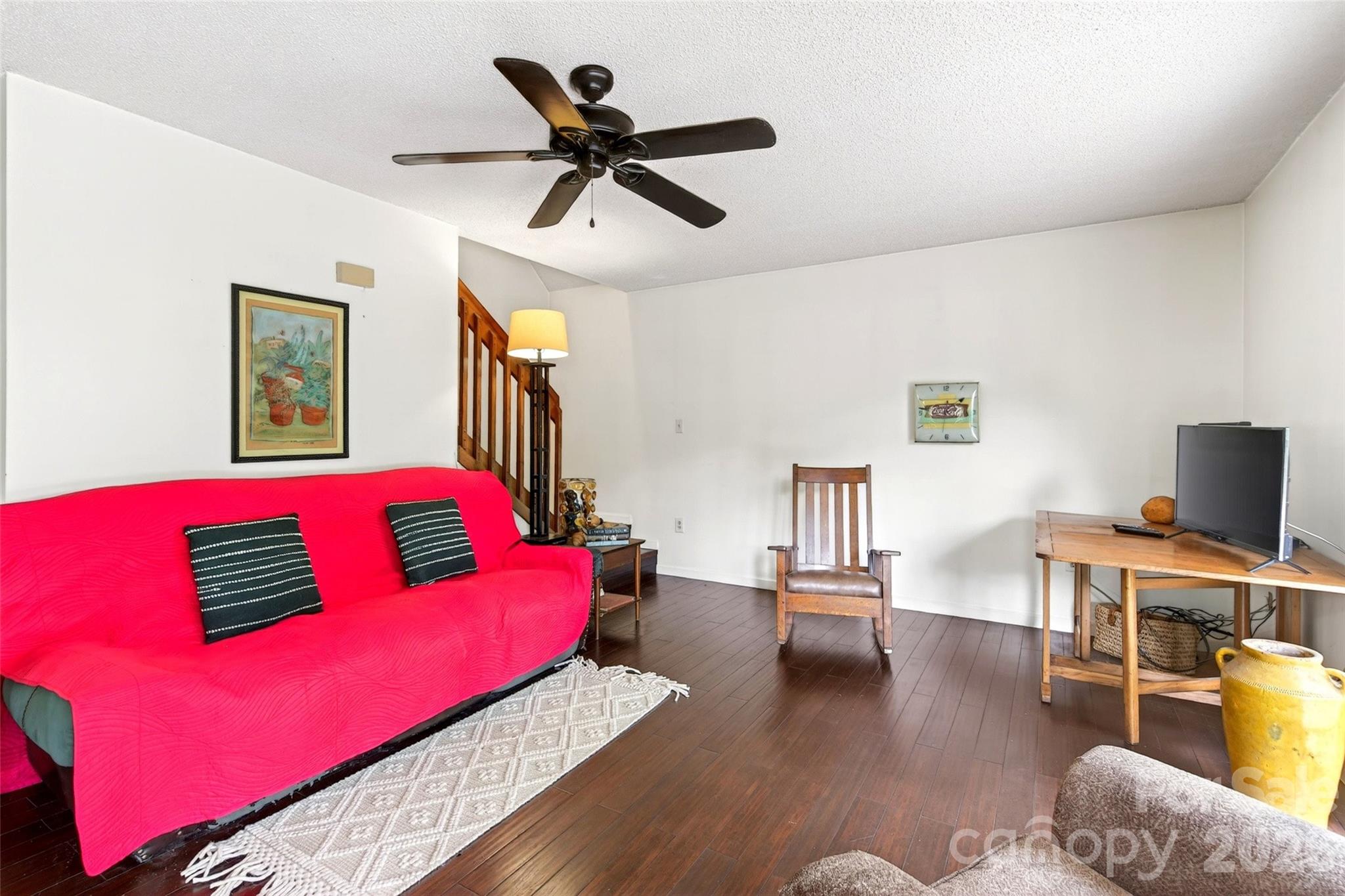 1828 McKenzie Way S — Old Fort