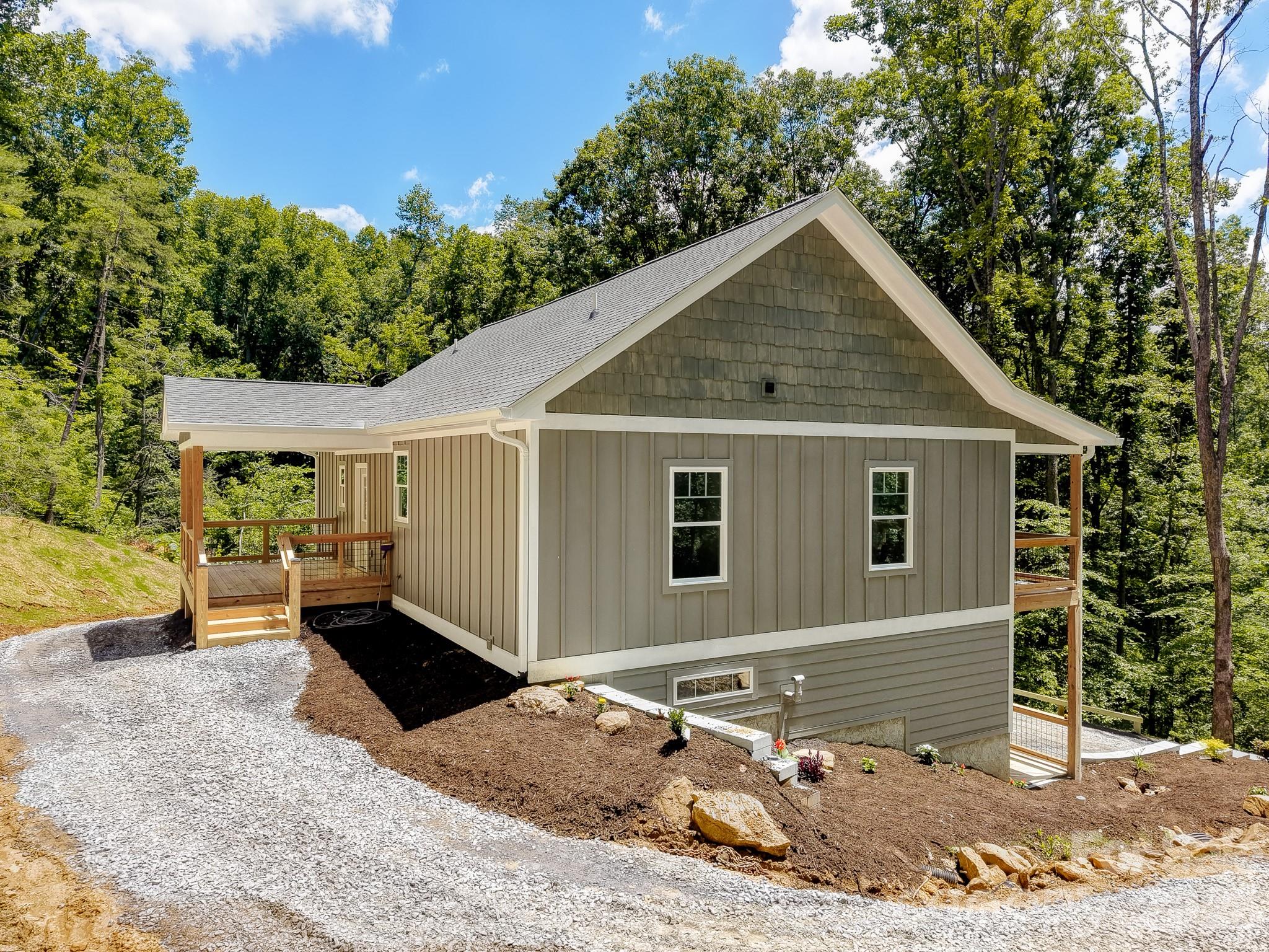 73 Rocking Porch Road — Asheville