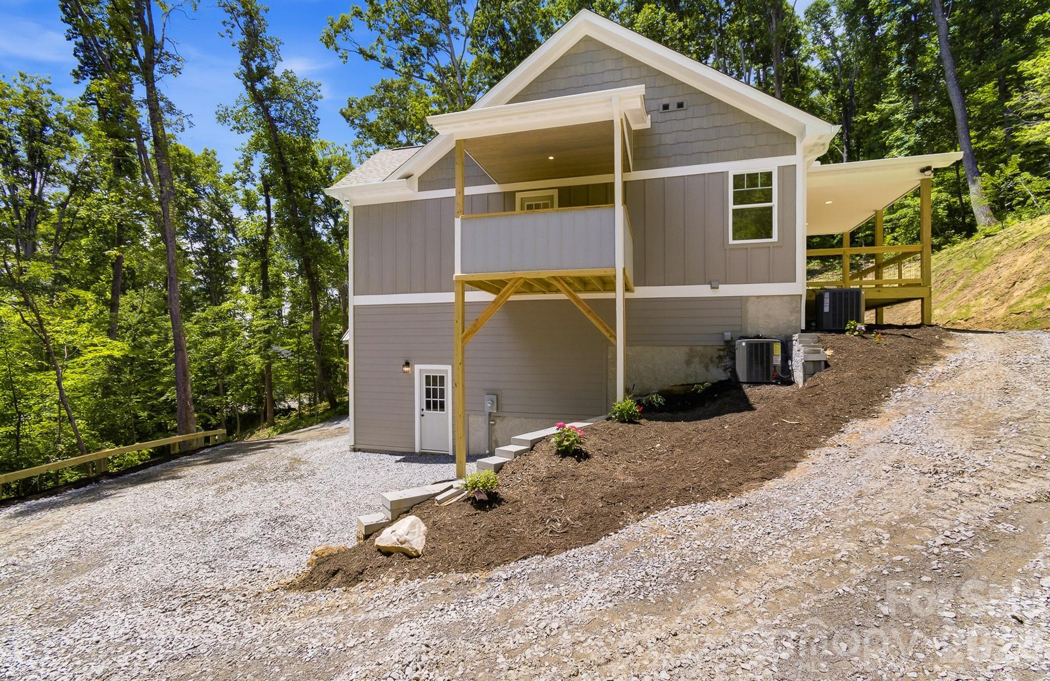 73 Rocking Porch Road — Asheville