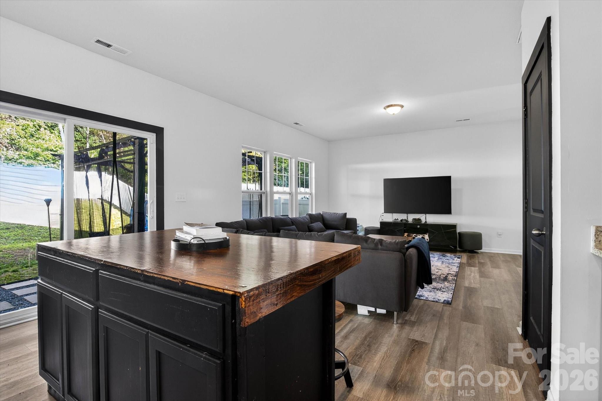 548 Kingsway Circle — Charlotte