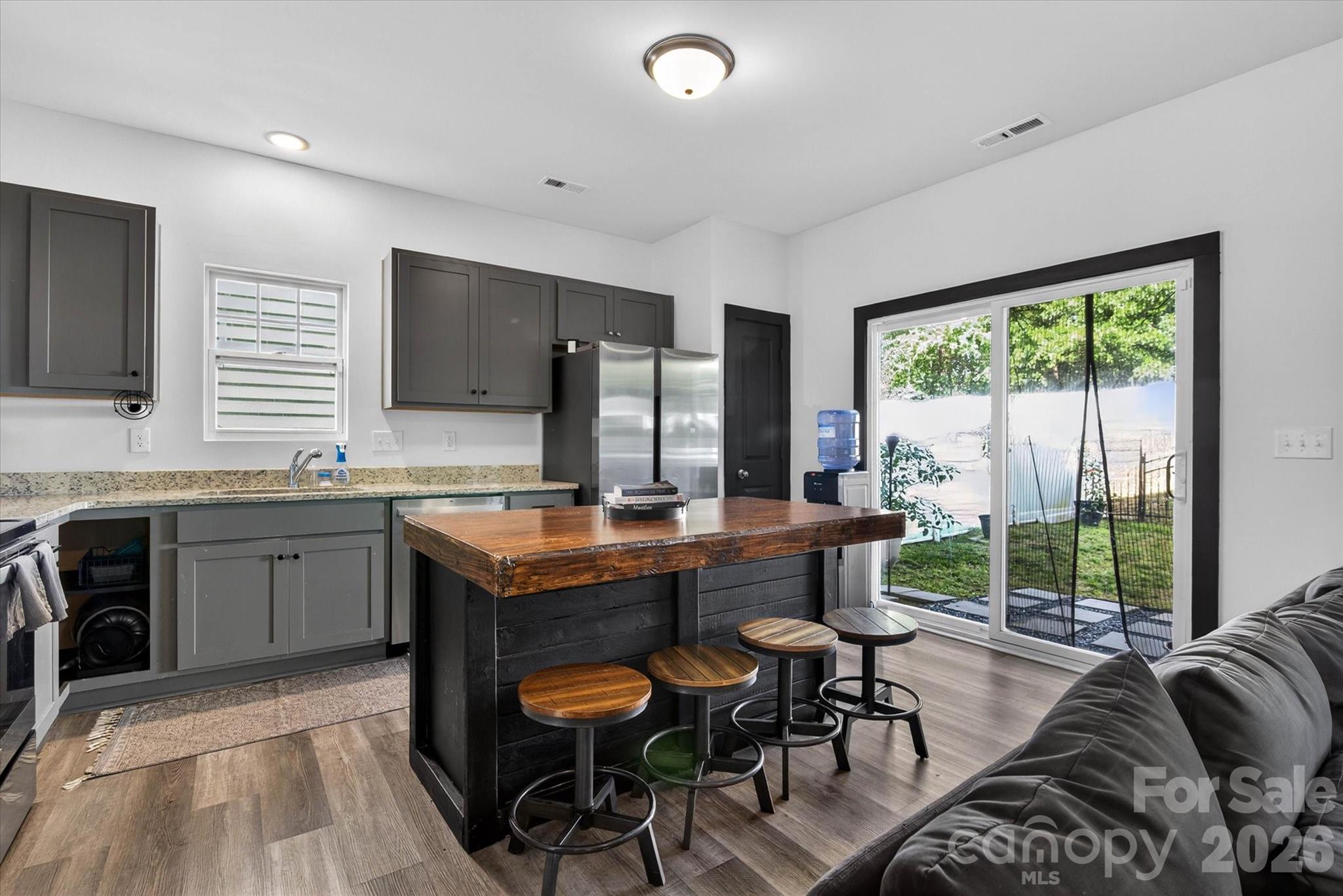 548 Kingsway Circle — Charlotte