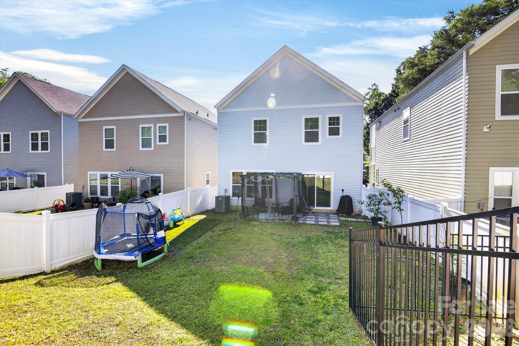 548 Kingsway Circle — Charlotte