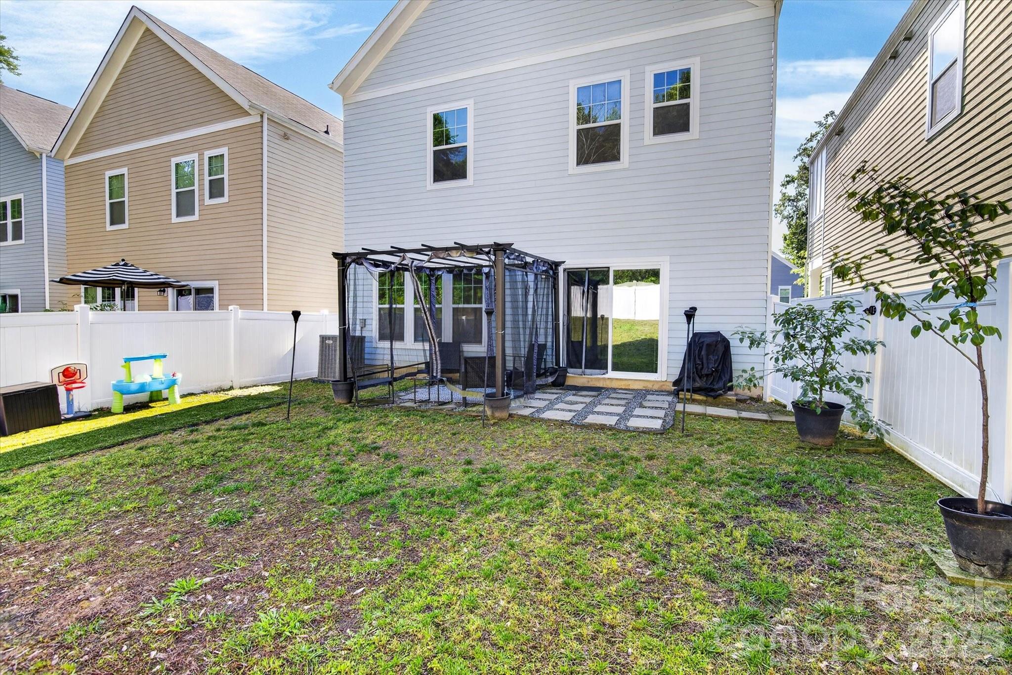 548 Kingsway Circle — Charlotte