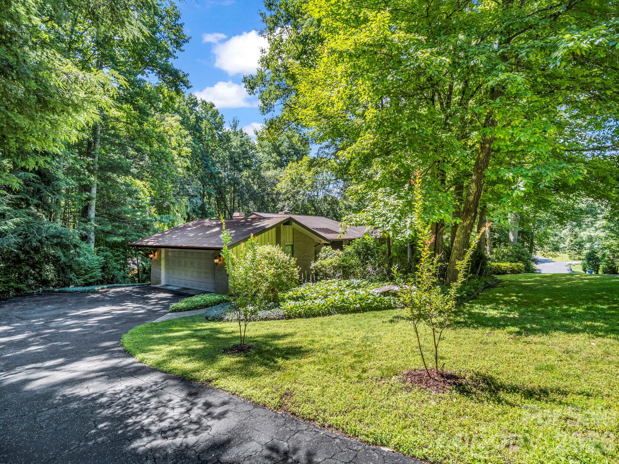 115 Woodhaven Drive — Hendersonville