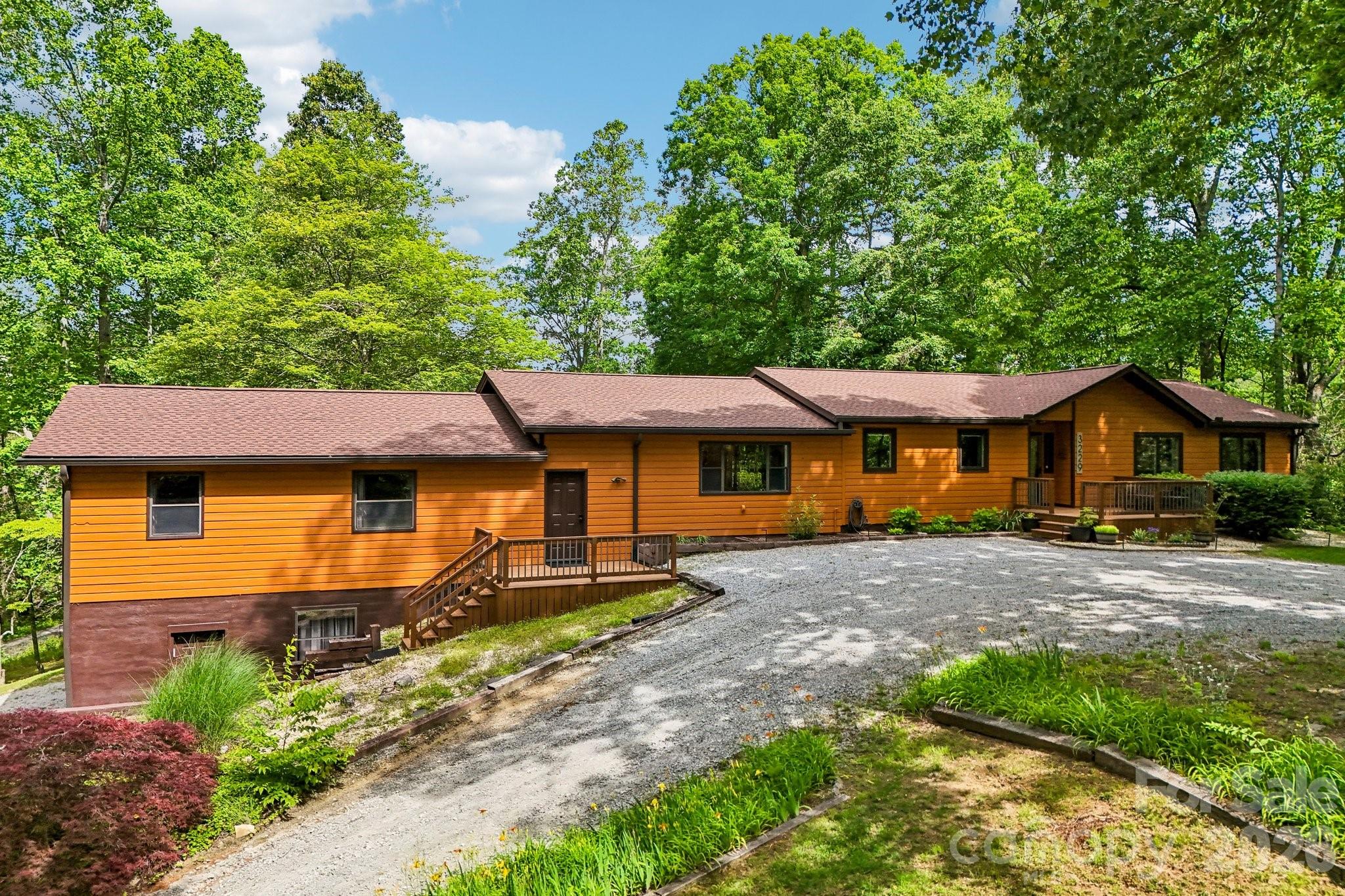 3229 N Bearwallow Road — Hendersonville