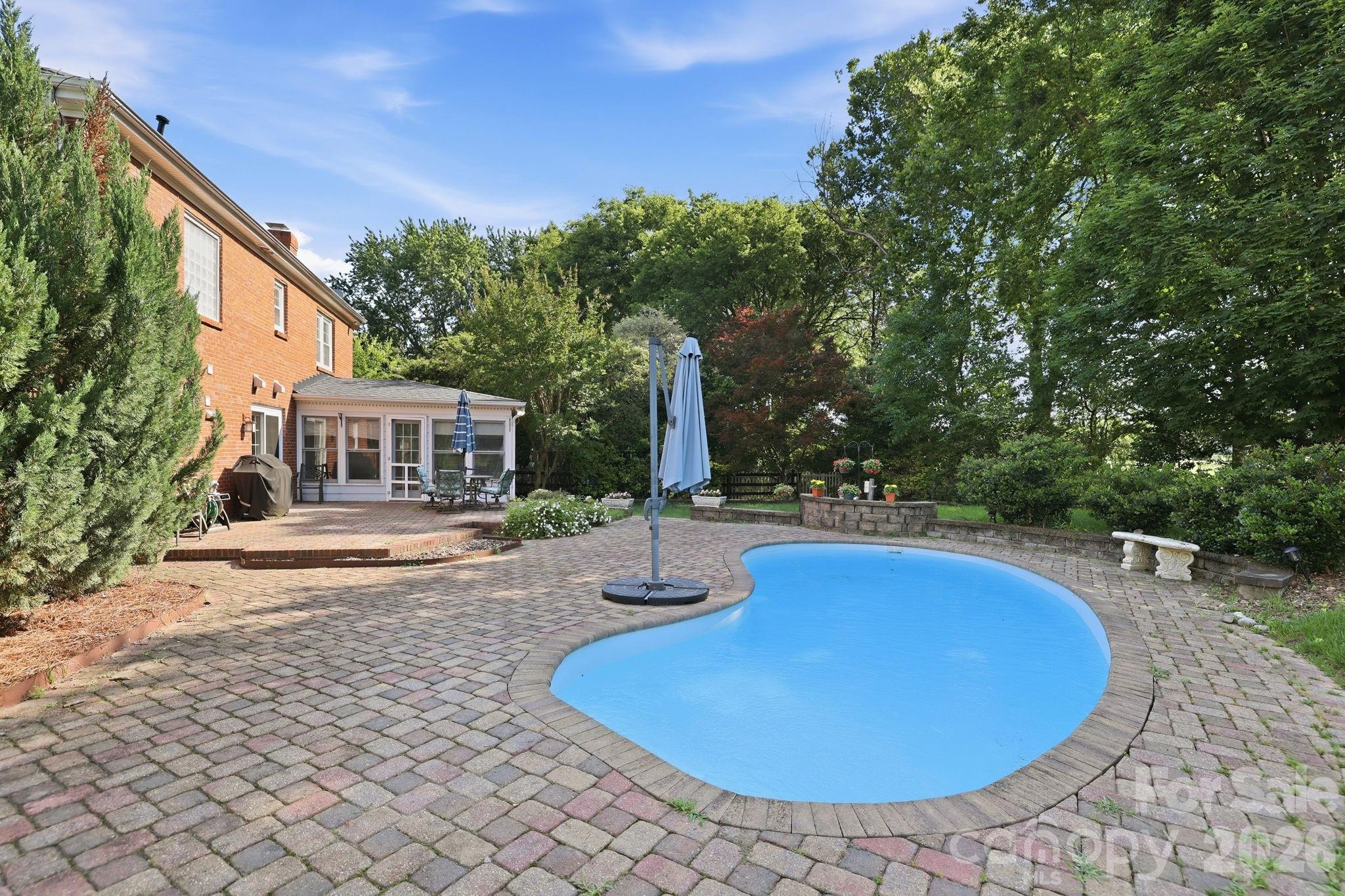 4612 Deanscroft Drive — Charlotte