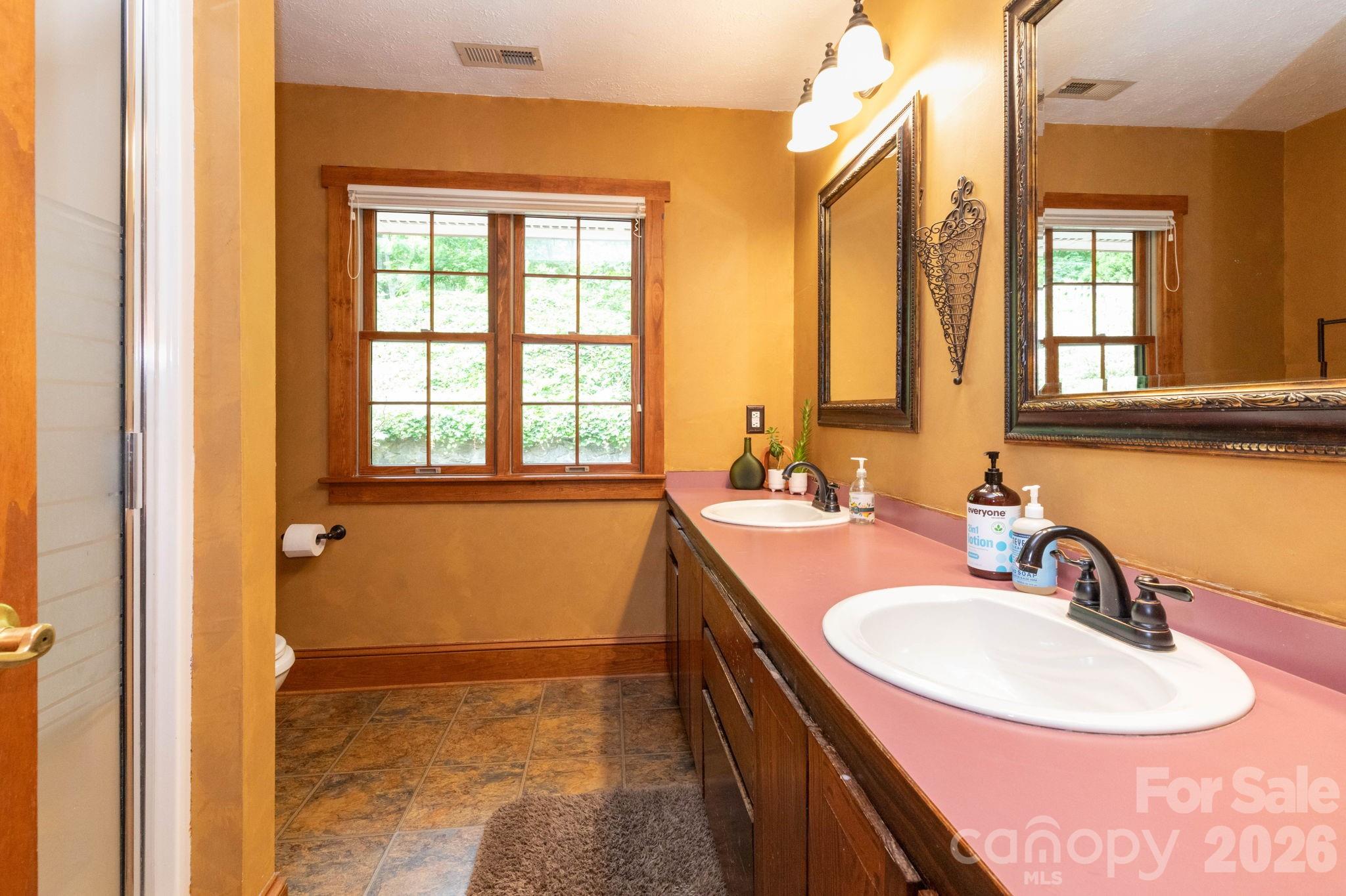 168 Blossom Ridge — Leicester