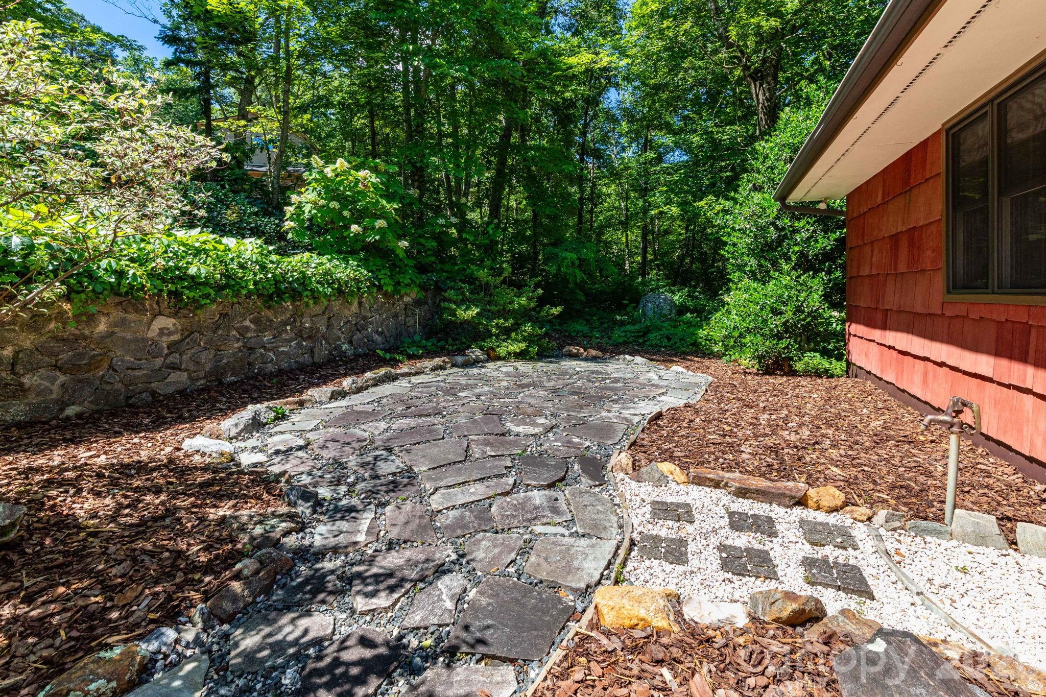 168 Blossom Ridge — Leicester