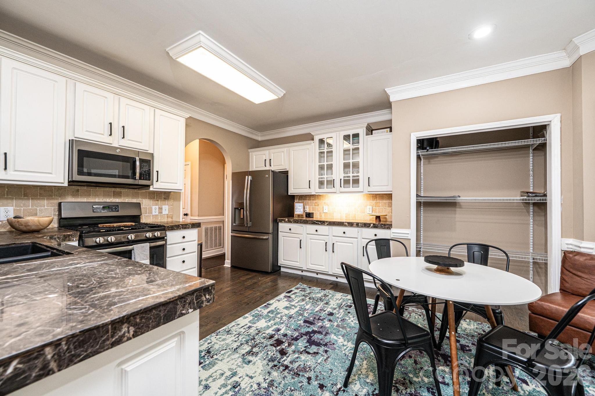 5700 Crown Terrace — Hickory