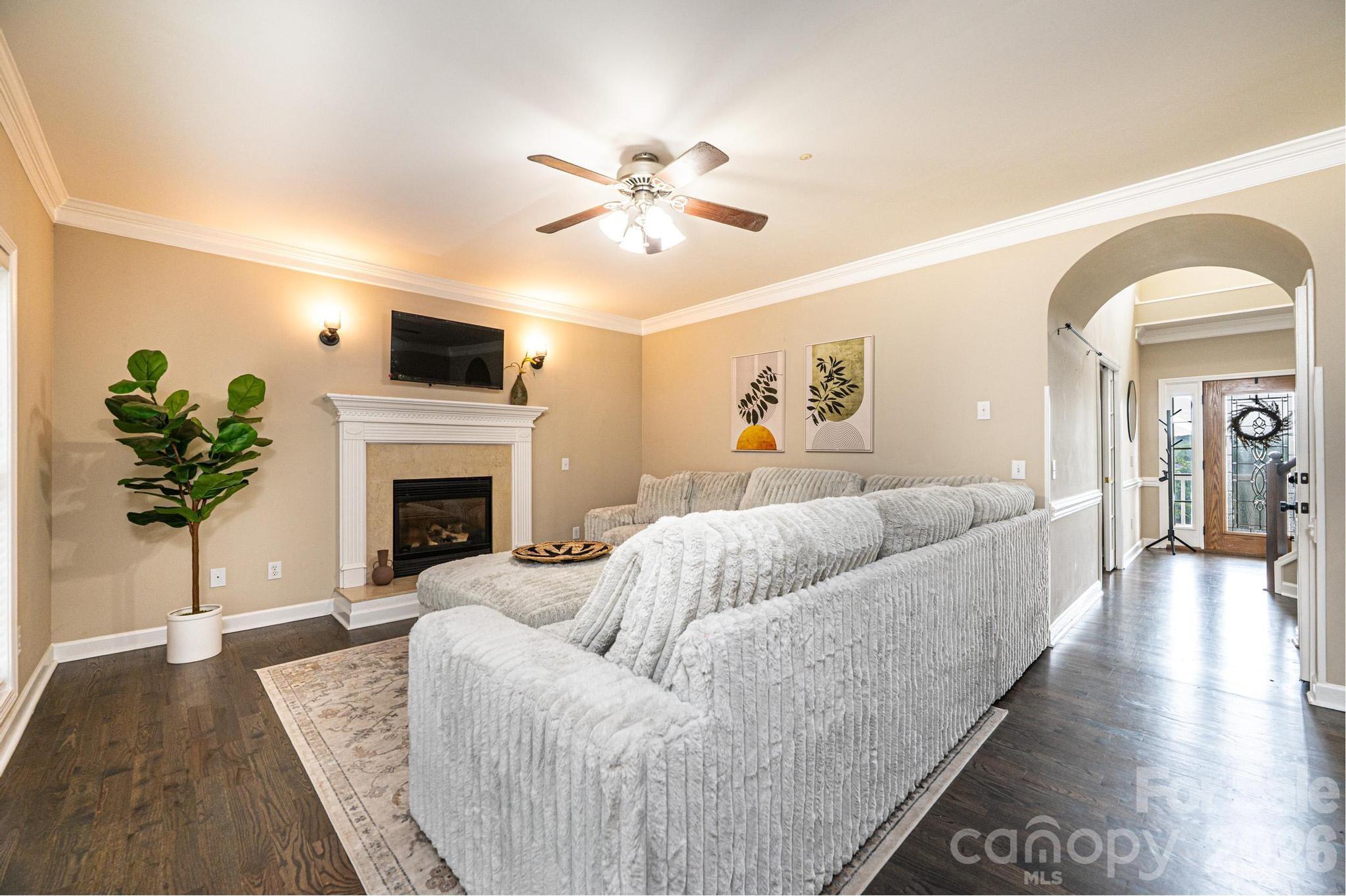 5700 Crown Terrace — Hickory