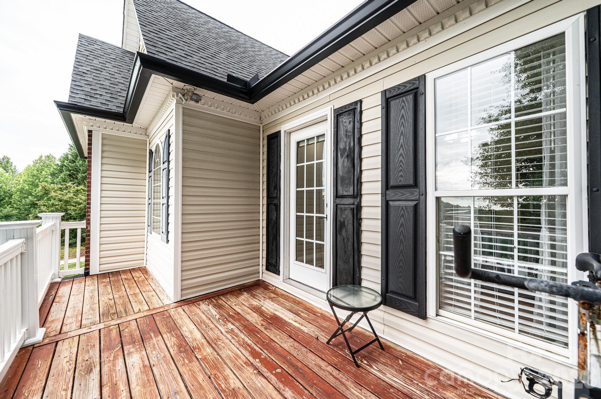 5700 Crown Terrace — Hickory