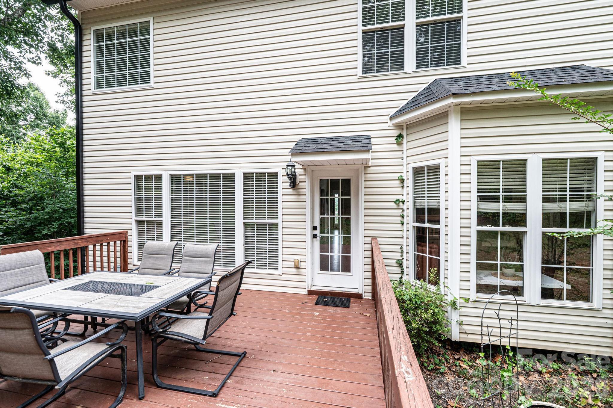 5700 Crown Terrace — Hickory