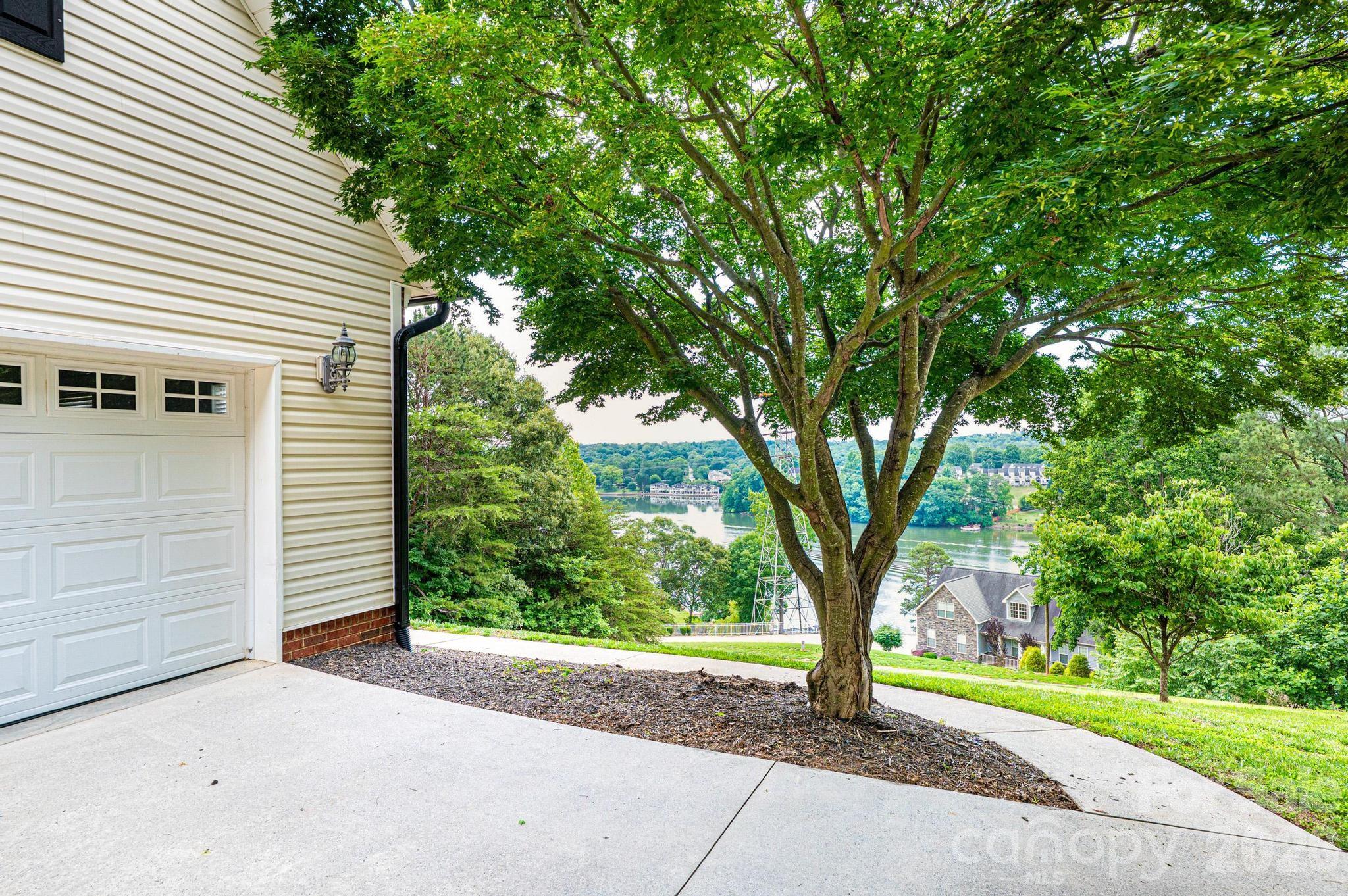 5700 Crown Terrace — Hickory