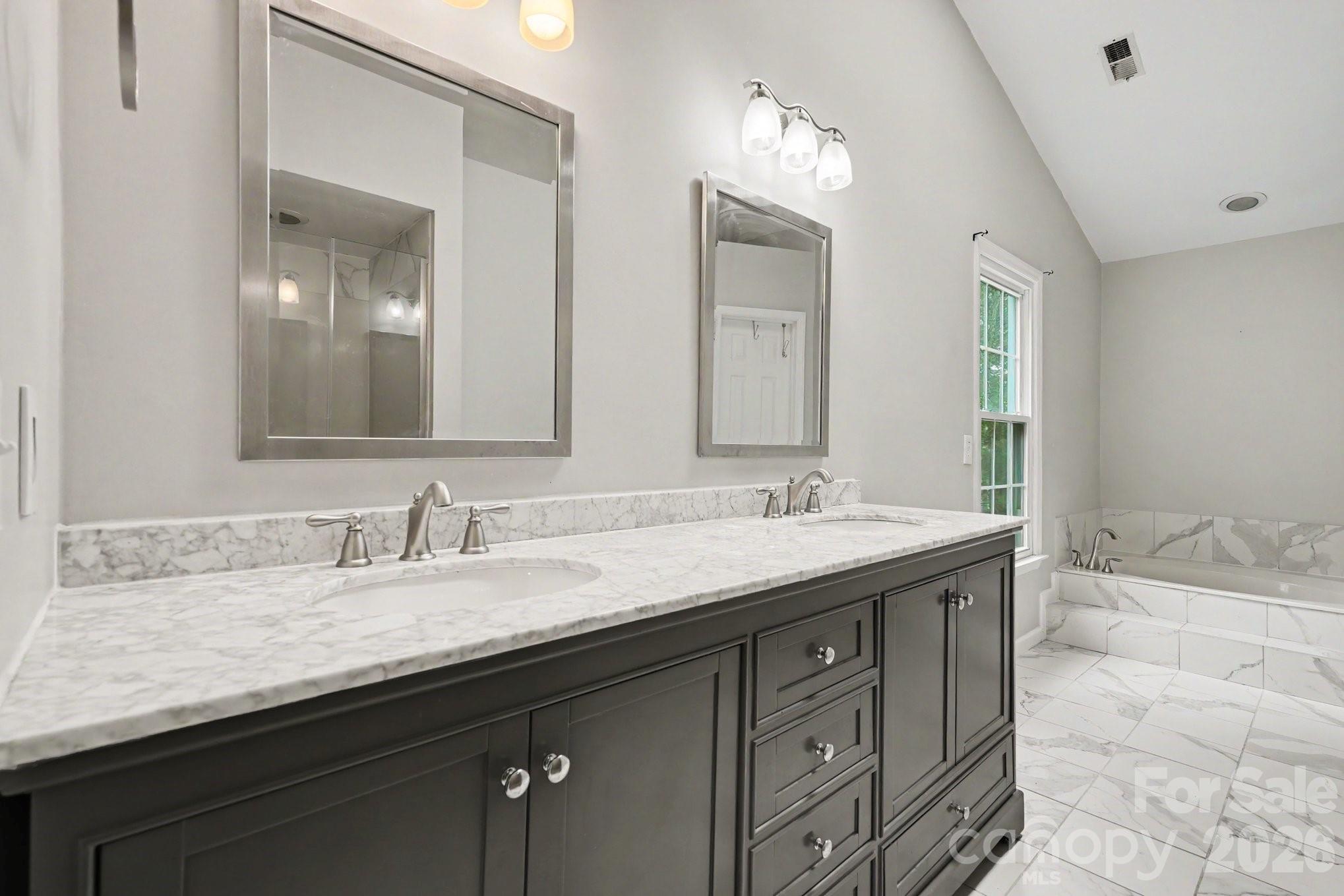 7104 Kinsmore Lane — Charlotte