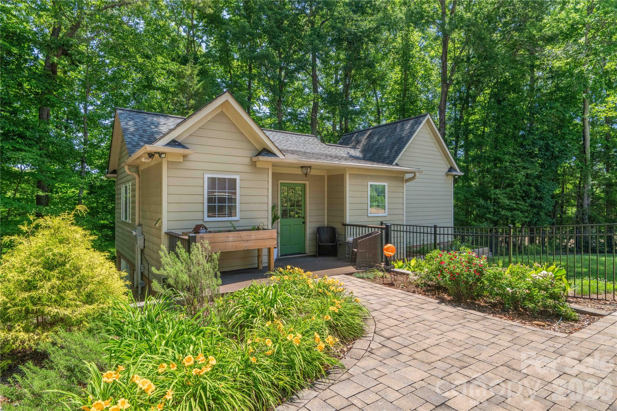668 Link Road — Lexington