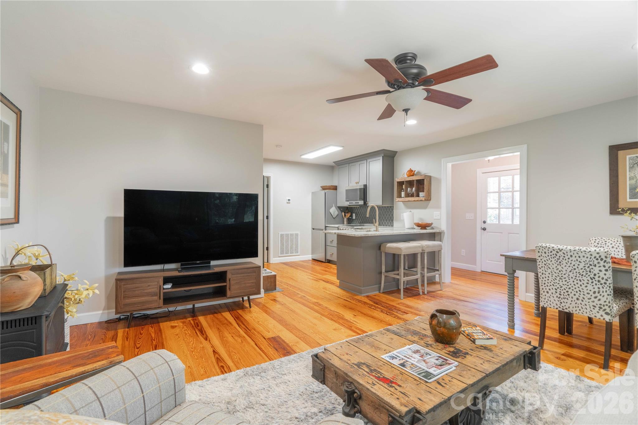 668 Link Road — Lexington