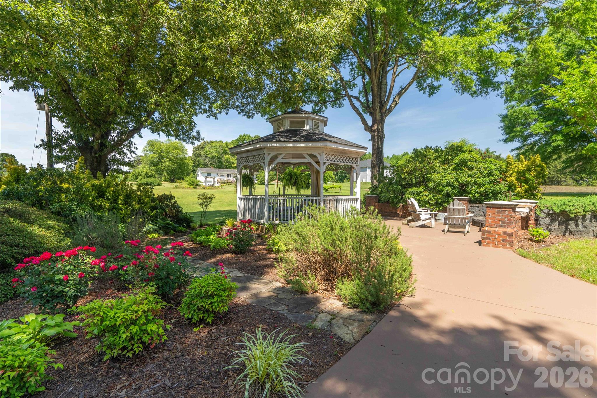 668 Link Road — Lexington