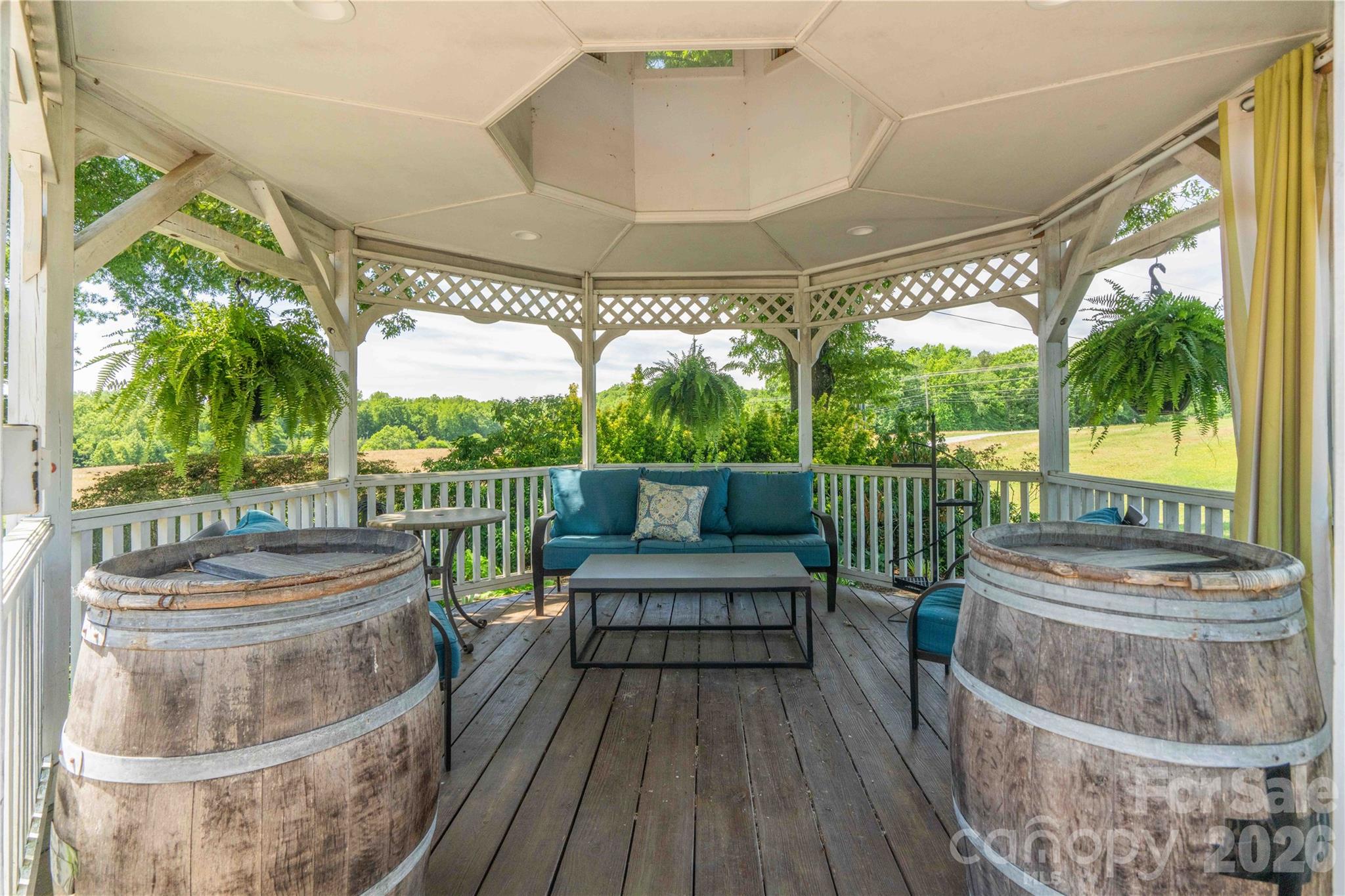 668 Link Road — Lexington