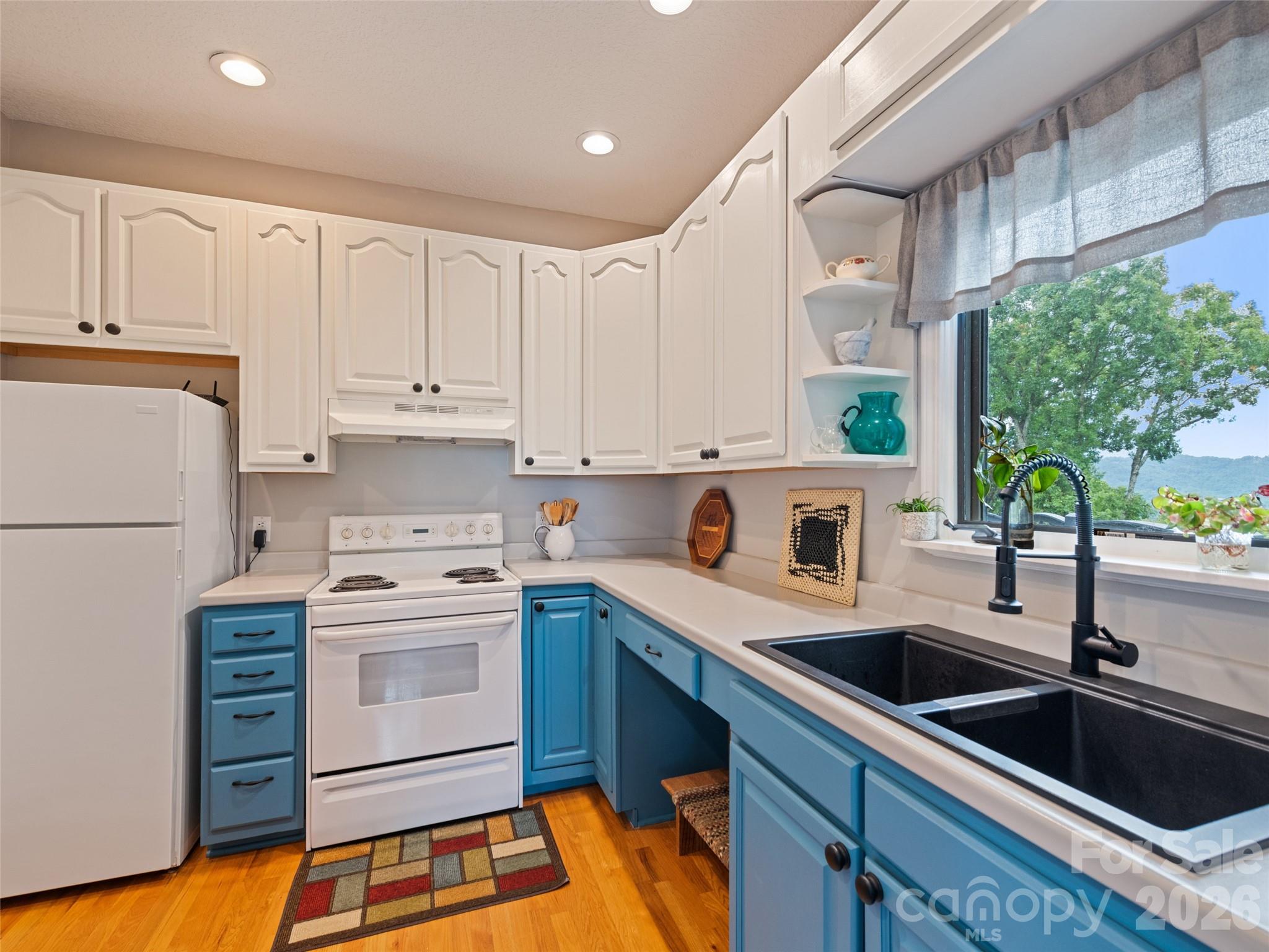 9 Perrion Avenue — Weaverville