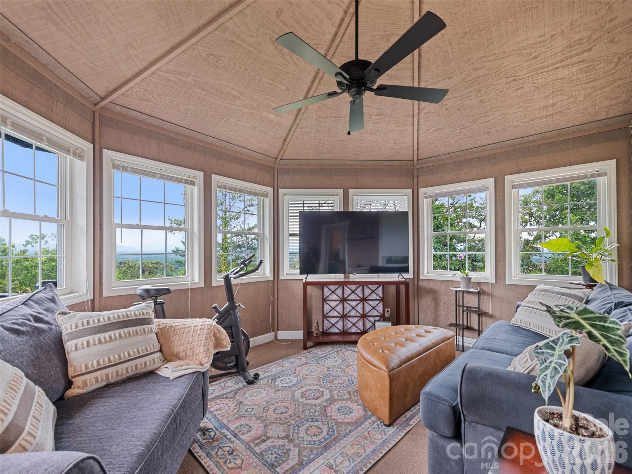 9 Perrion Avenue — Weaverville