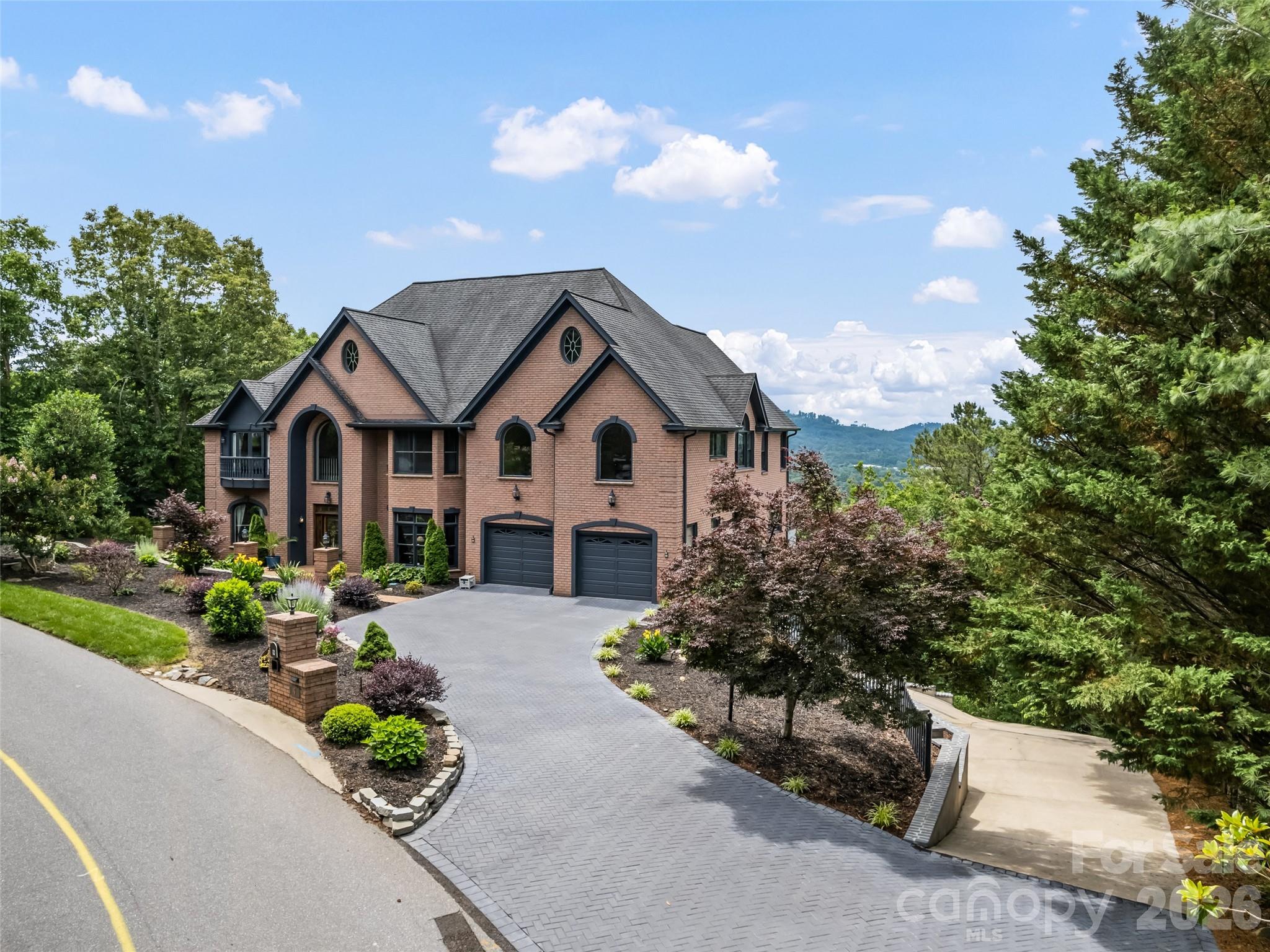 9 Perrion Avenue — Weaverville