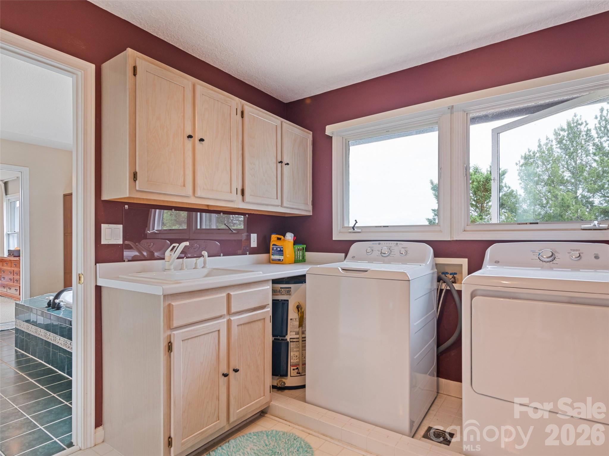 9 Perrion Avenue — Weaverville