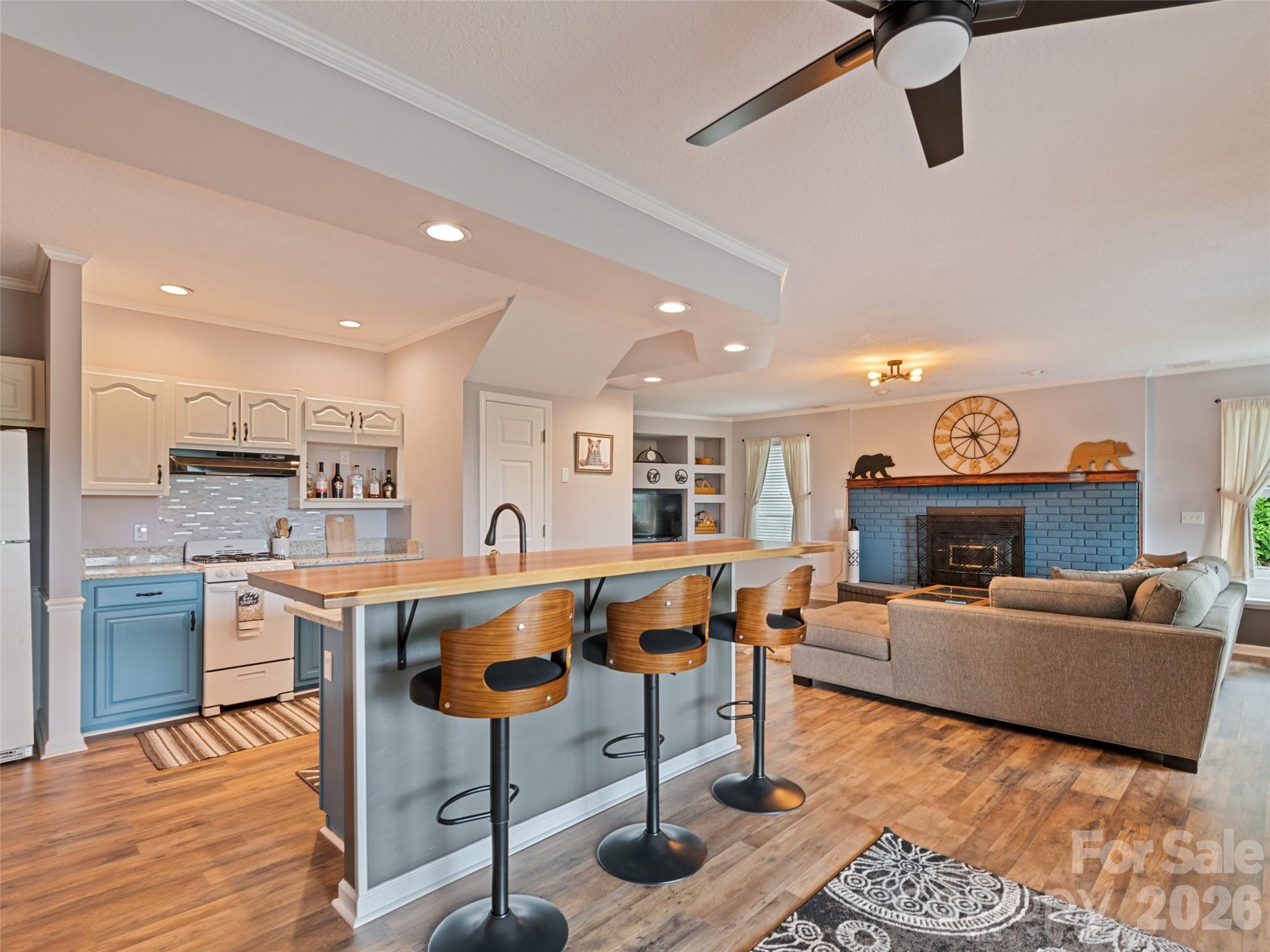 9 Perrion Avenue — Weaverville