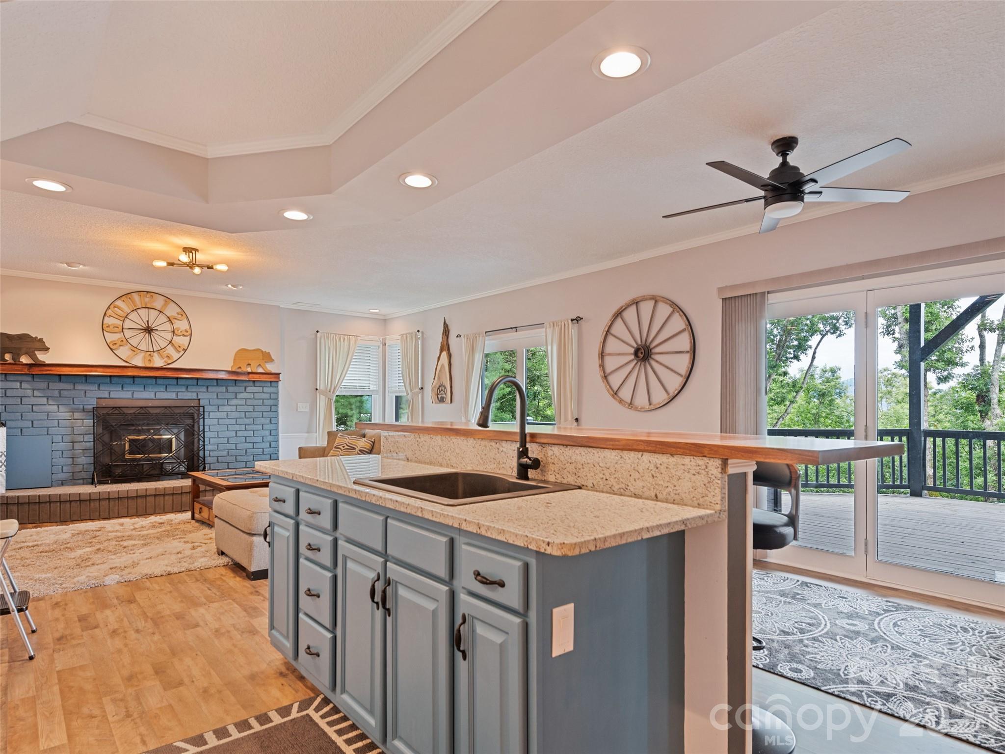 9 Perrion Avenue — Weaverville