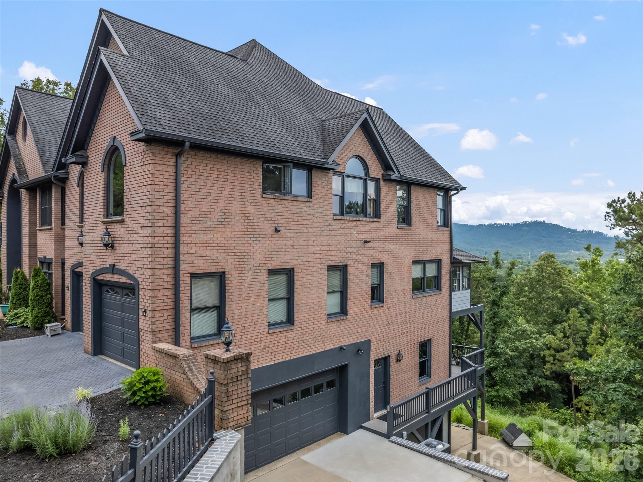 9 Perrion Avenue — Weaverville