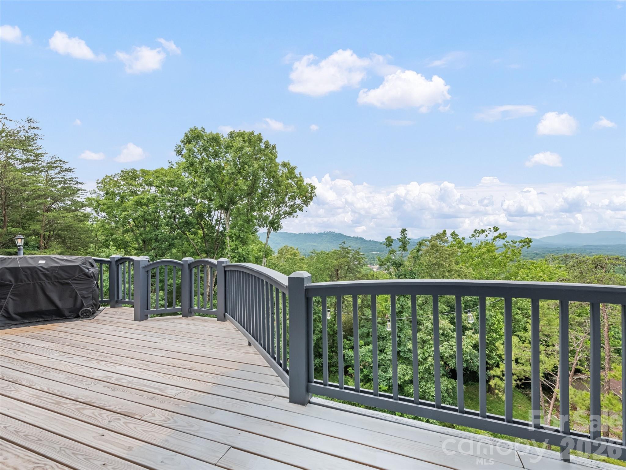 9 Perrion Avenue — Weaverville