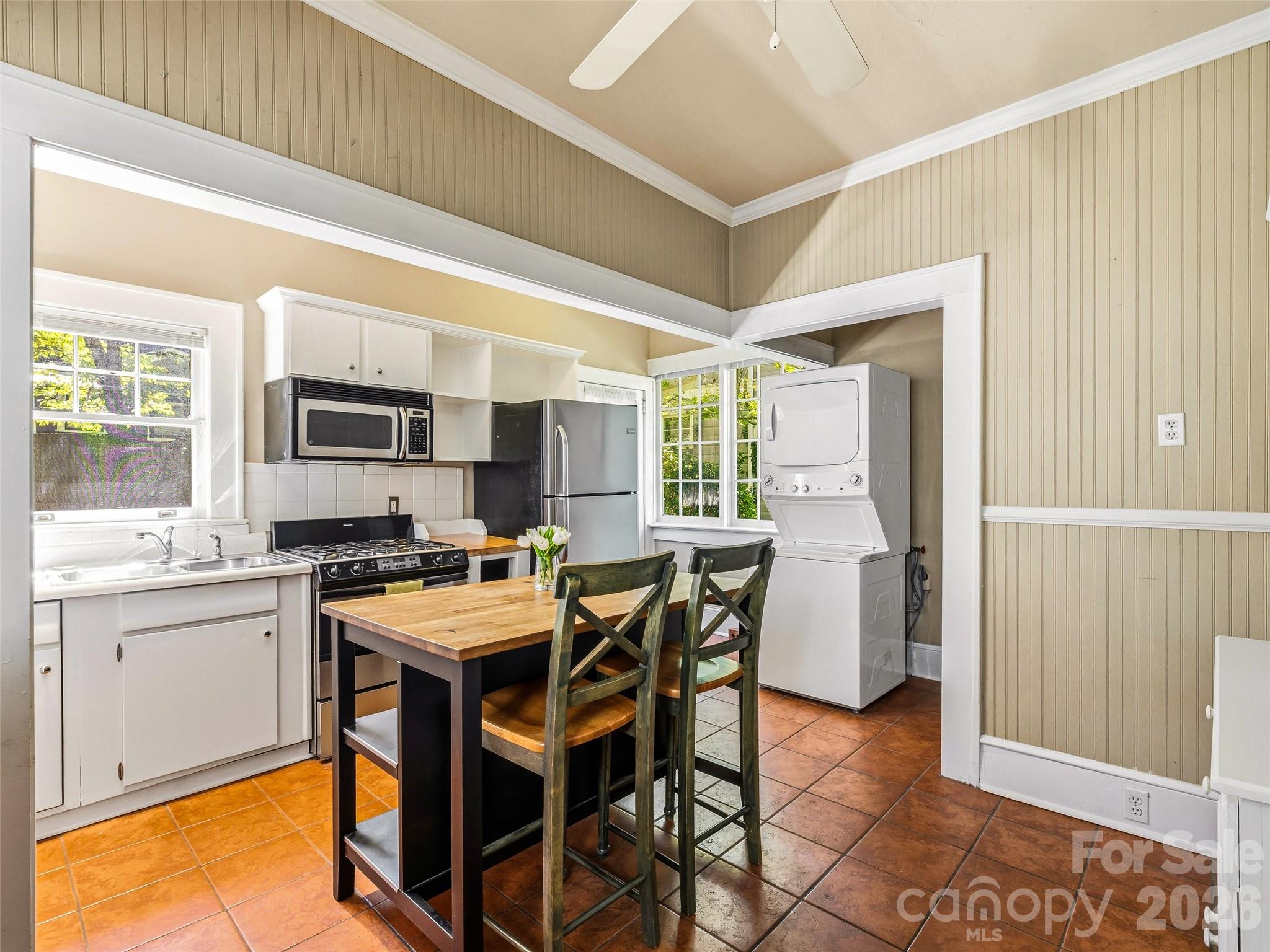 1214 Oakland Street — Hendersonville
