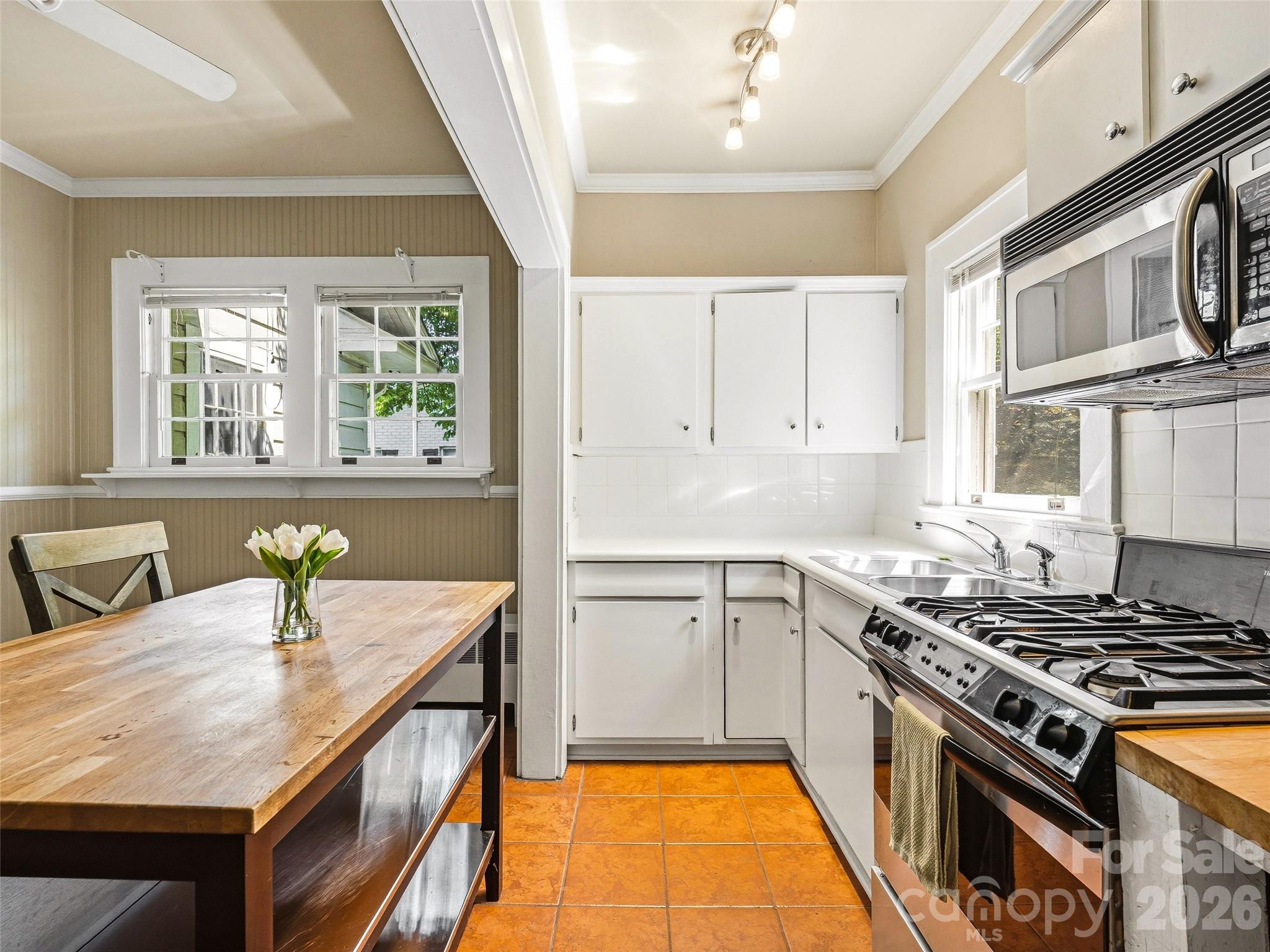 1214 Oakland Street — Hendersonville