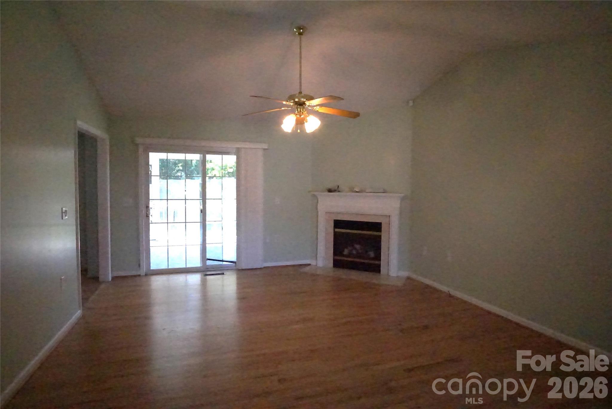 3795 River Road — Hickory