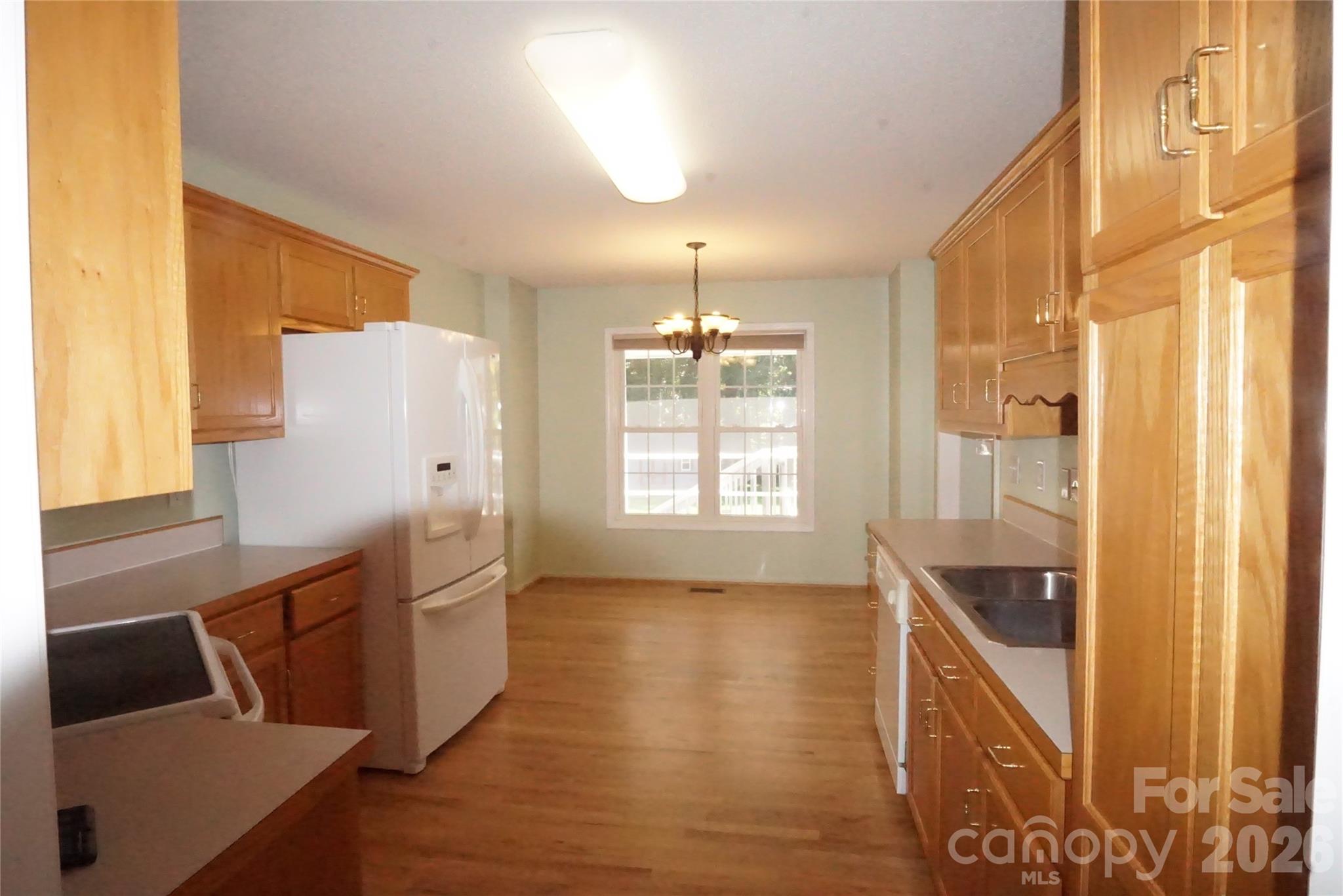 3795 River Road — Hickory