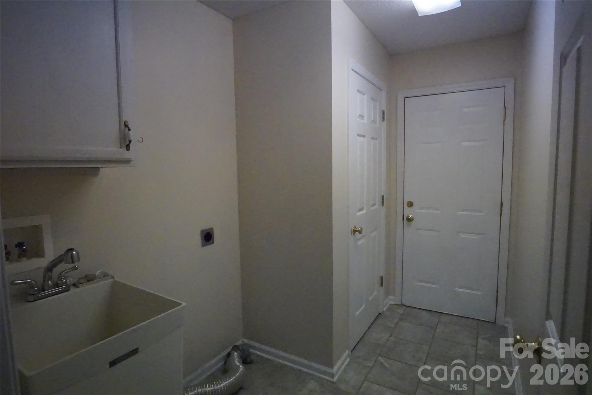 3795 River Road — Hickory