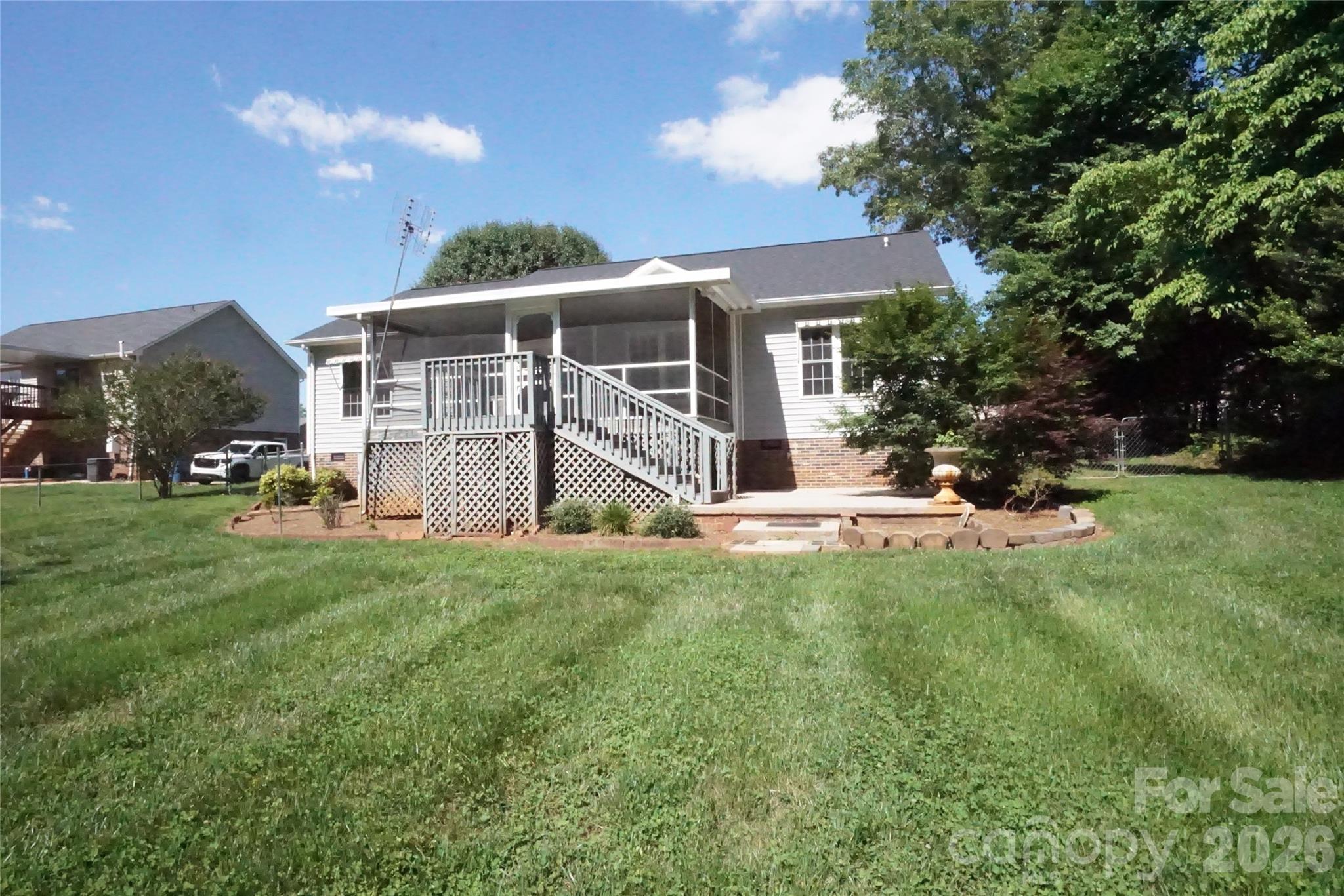 3795 River Road — Hickory