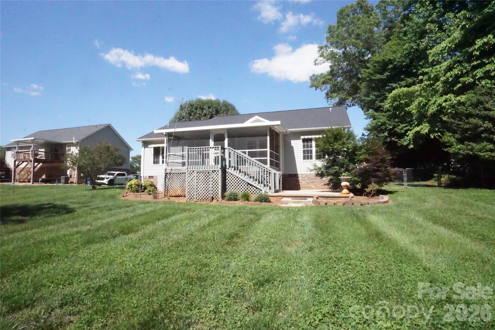 3795 River Road — Hickory