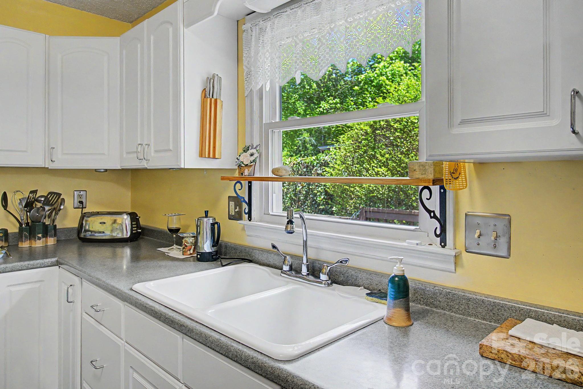 11 Waddell Street — Weaverville