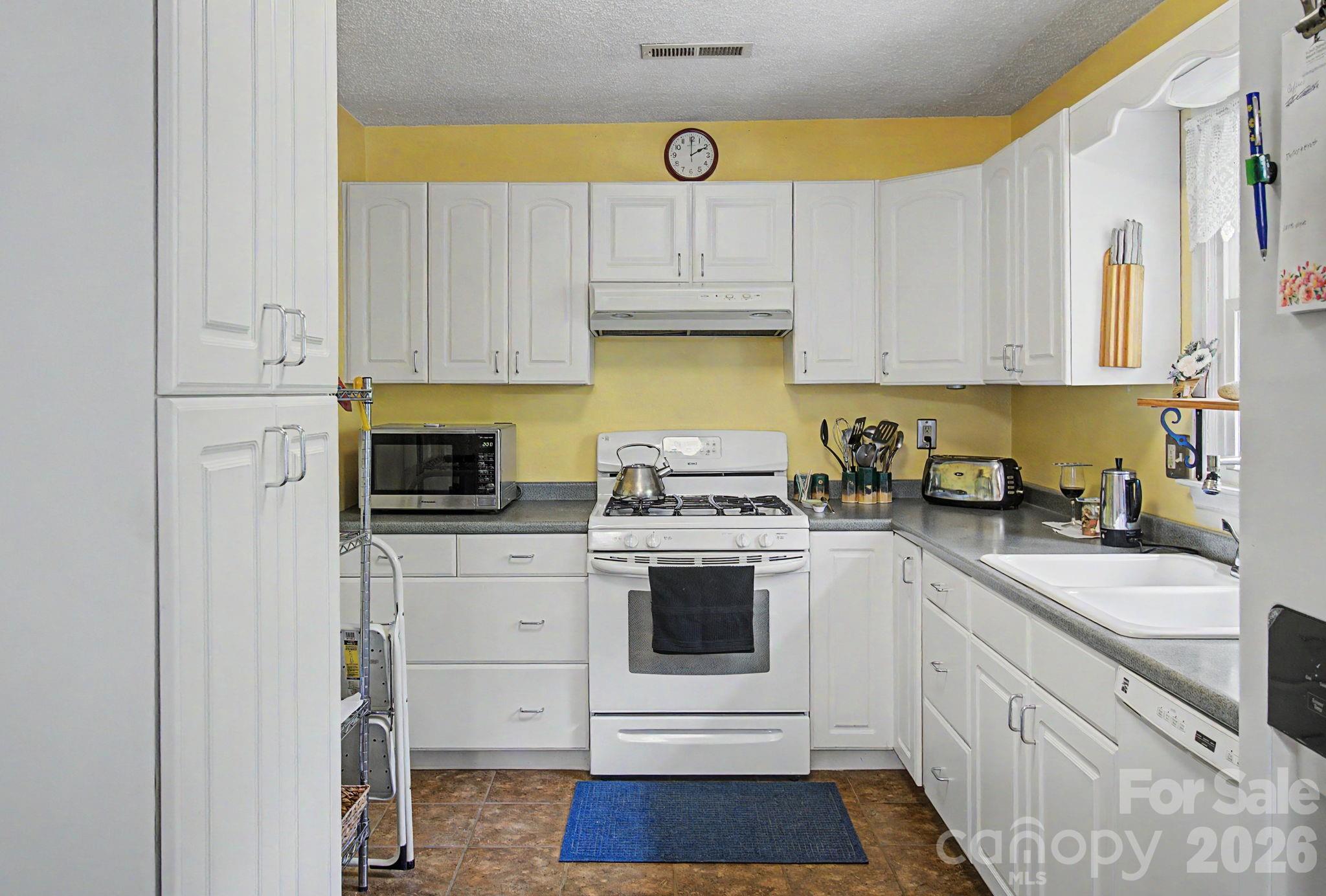 11 Waddell Street — Weaverville