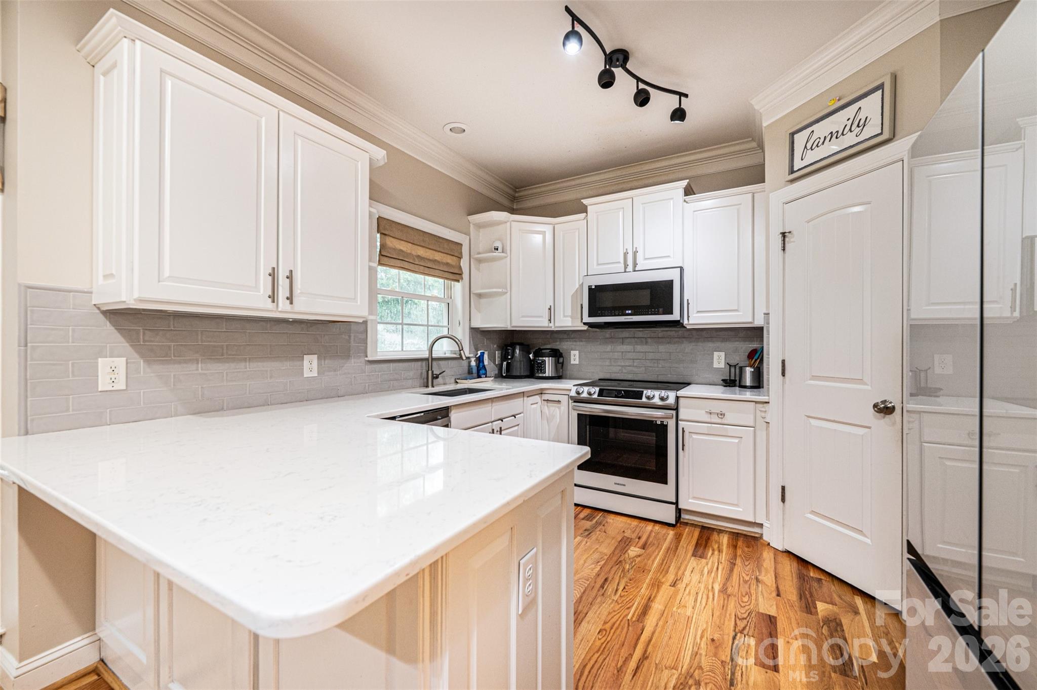 1718 30th Avenue Place NE — Hickory