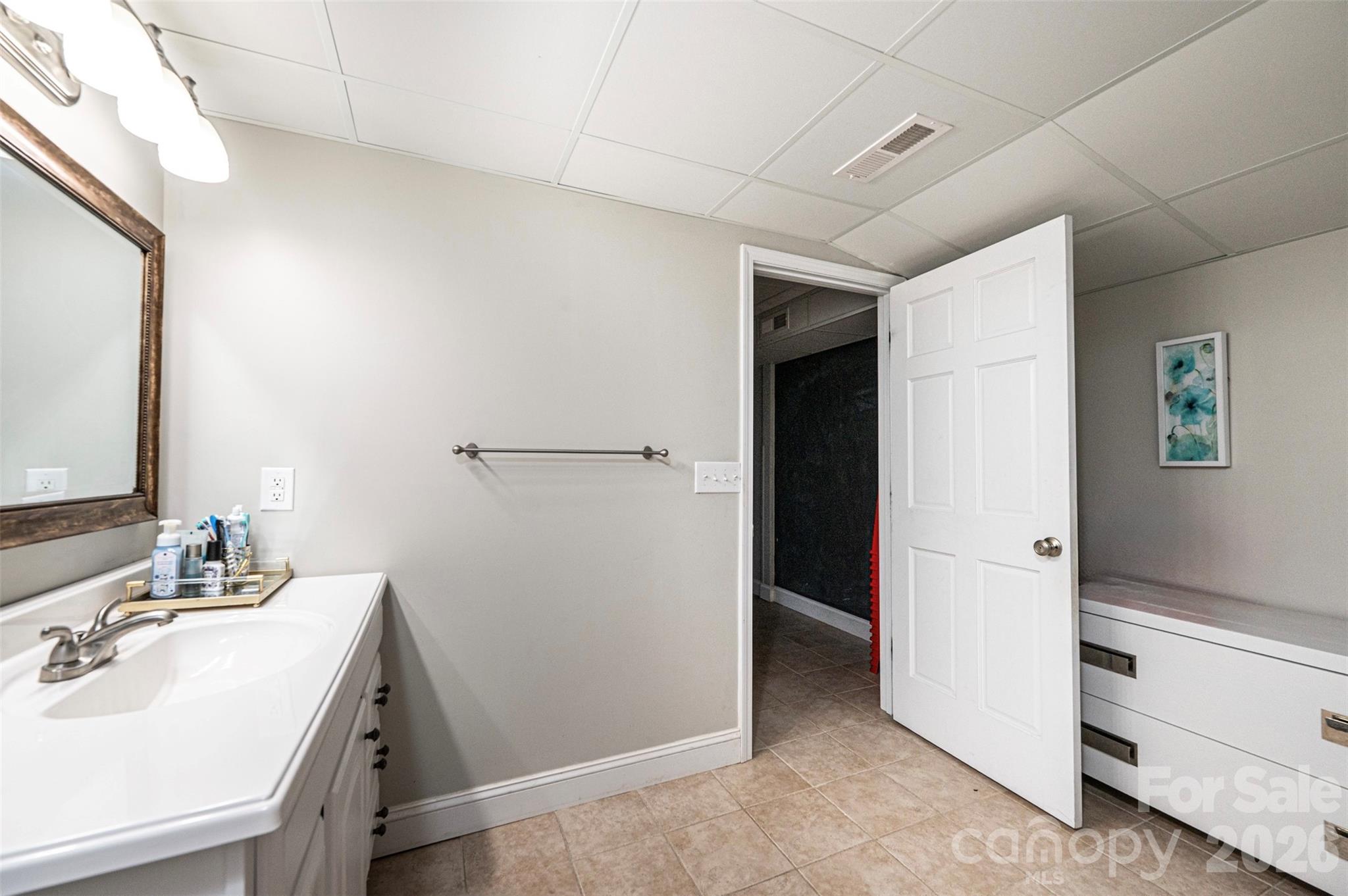 1718 30th Avenue Place NE — Hickory