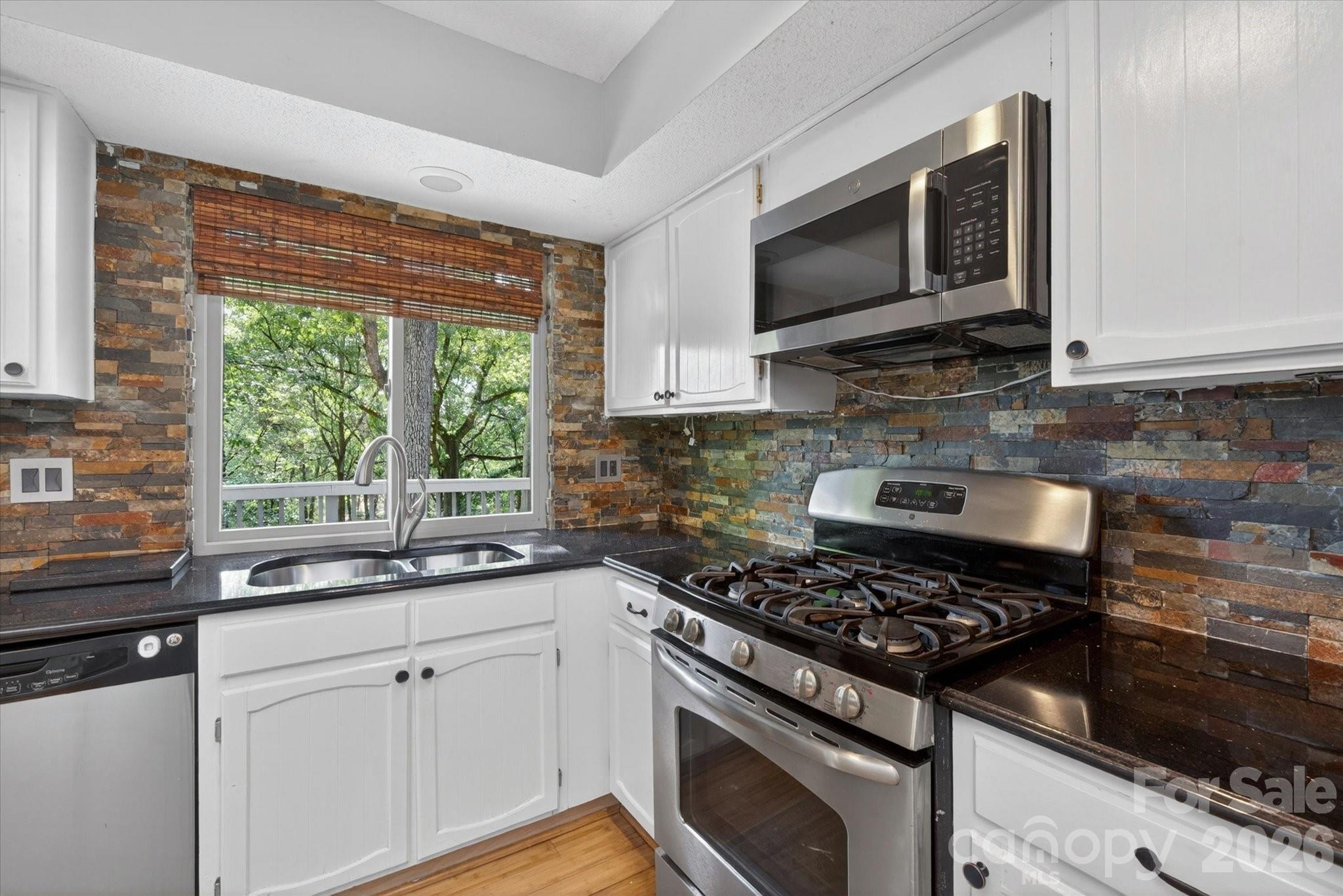 7611 Robin Crest Road — Charlotte